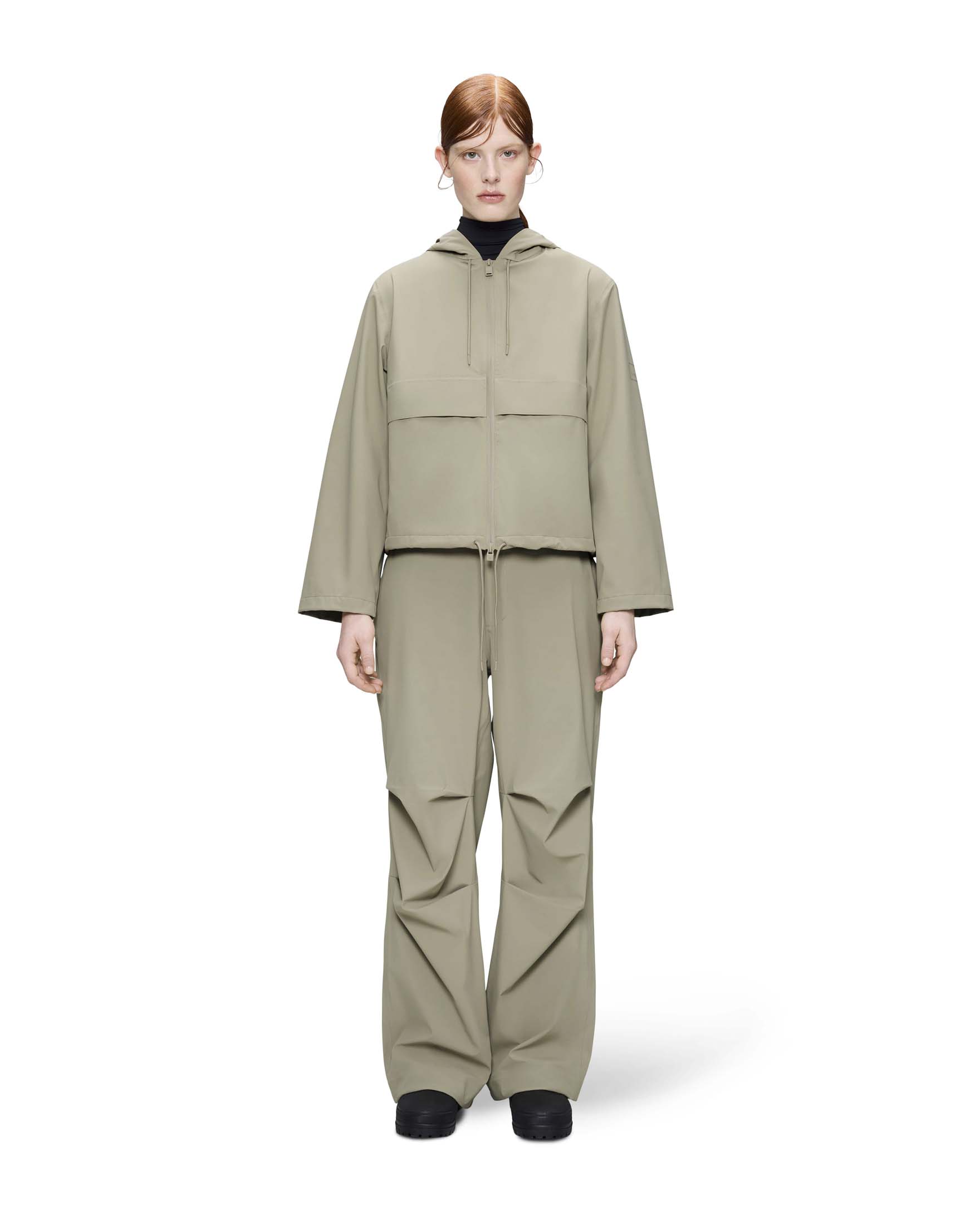 Suva Hardshell Short String Jacket cropped beige Rains in tessuto tecnico effetto gommato con cappuccio image