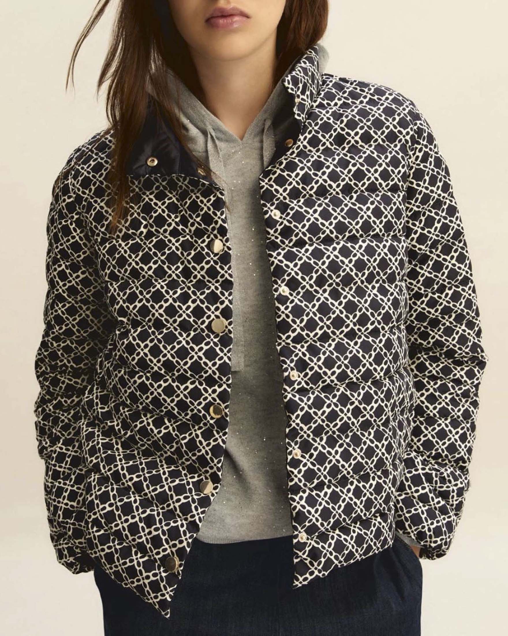 Piumino reversibile Emme Marella con fantasia floreale da un lato e blu tinta unita dall'altro image