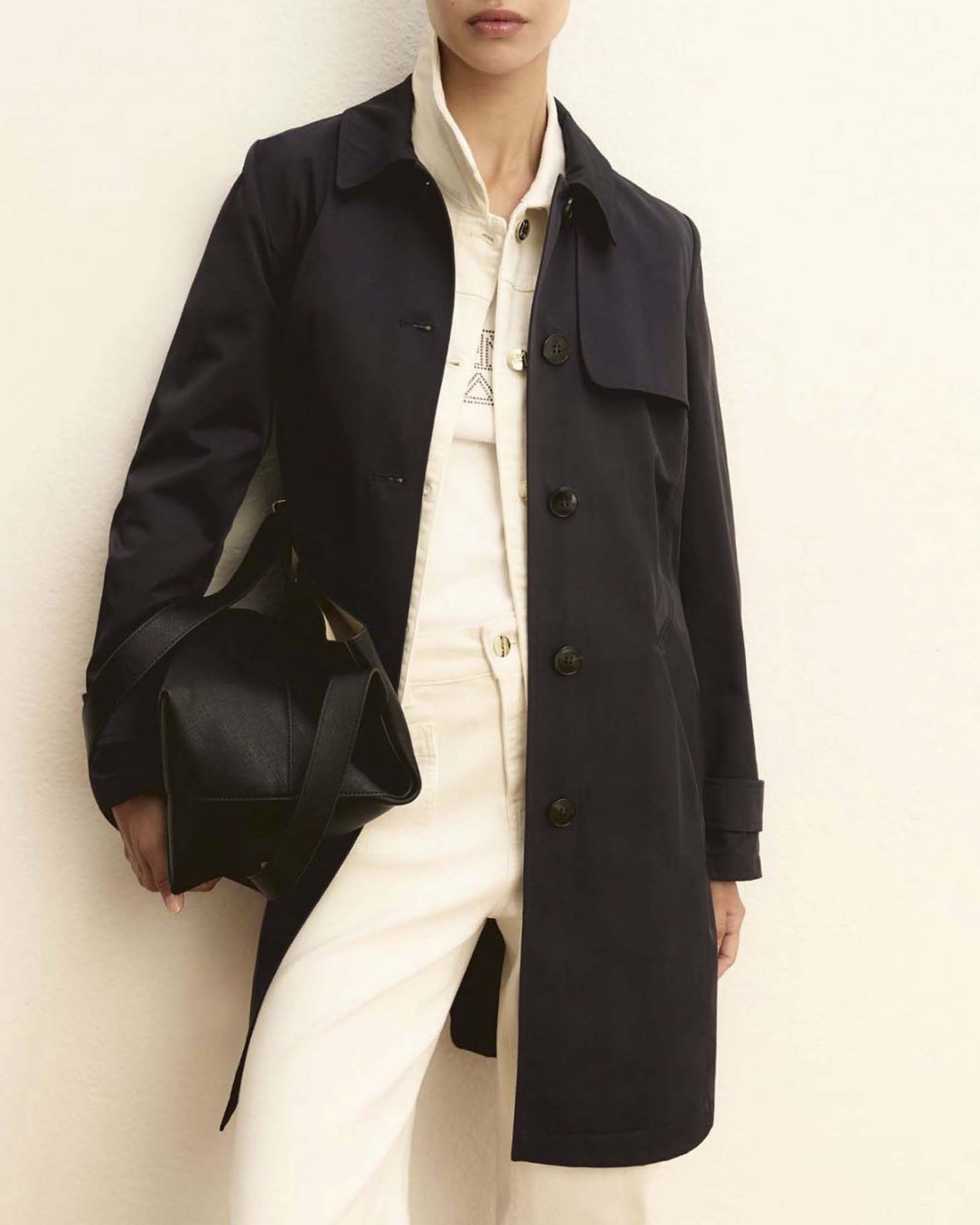 Trench monopetto blu in tessuto antigoccia con collo a camicia