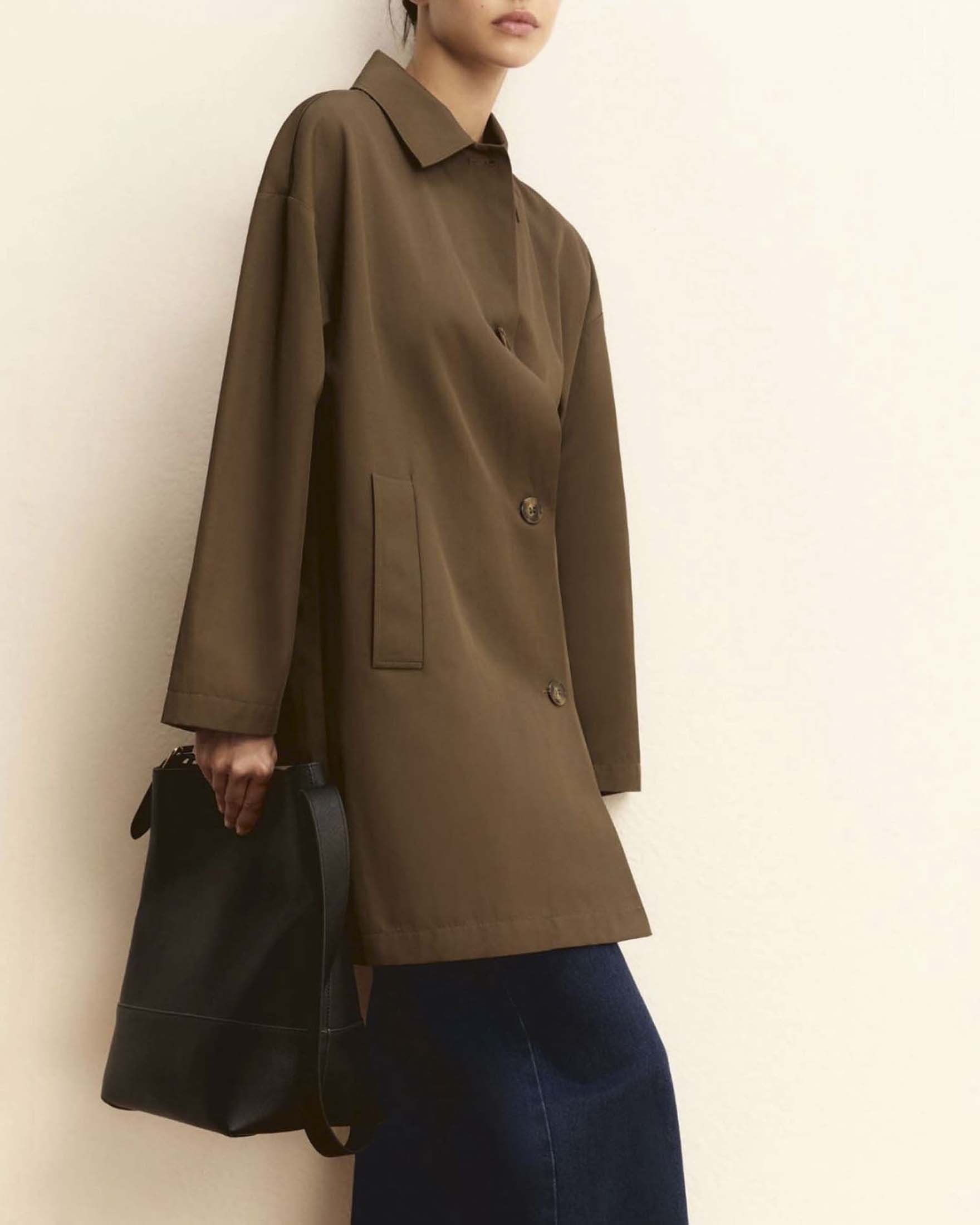 Spolverino color cammello in gabardina antigoccia con collo a camicia
