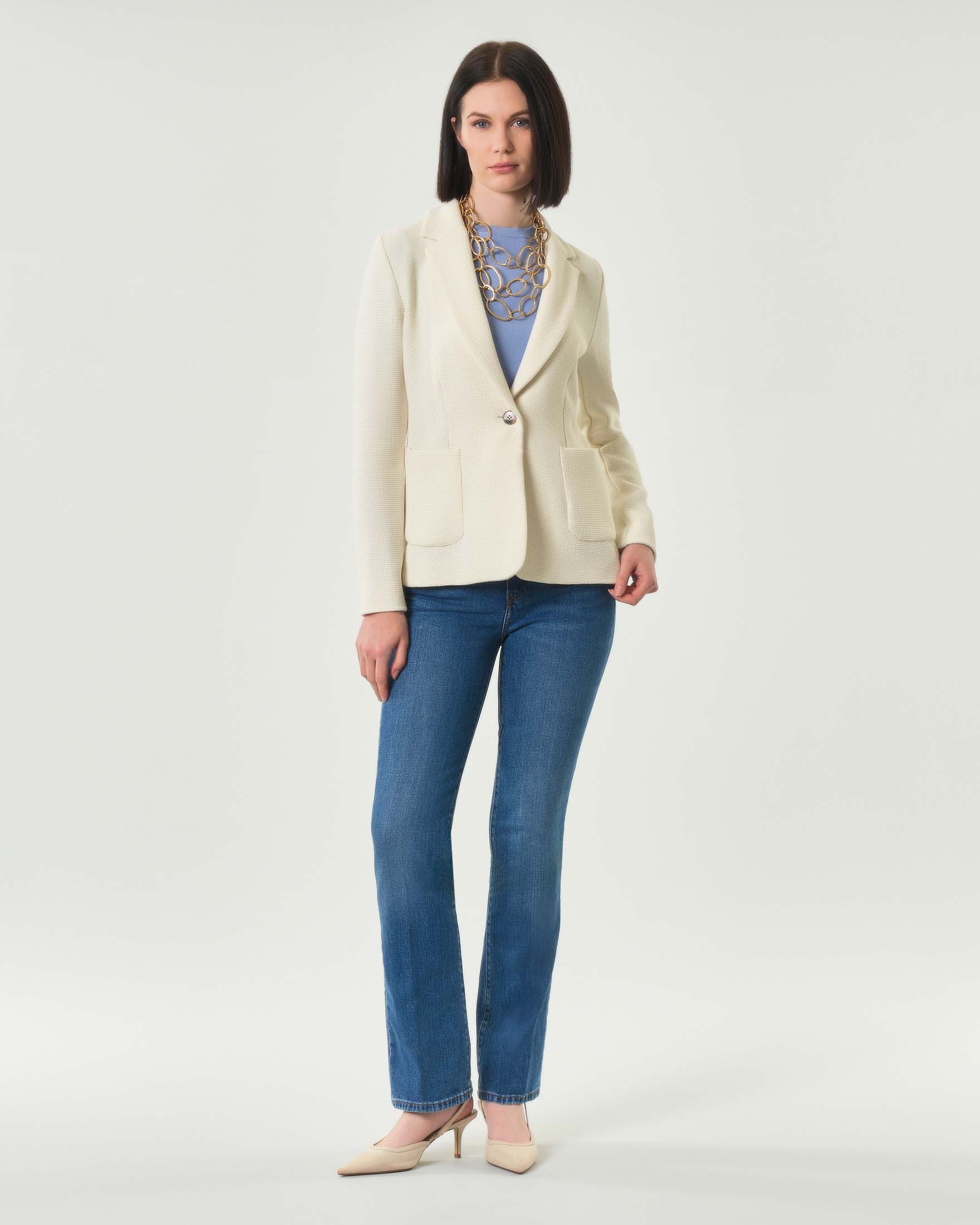 Blazer aderente monopetto color panna in stuoia con tasche a toppa