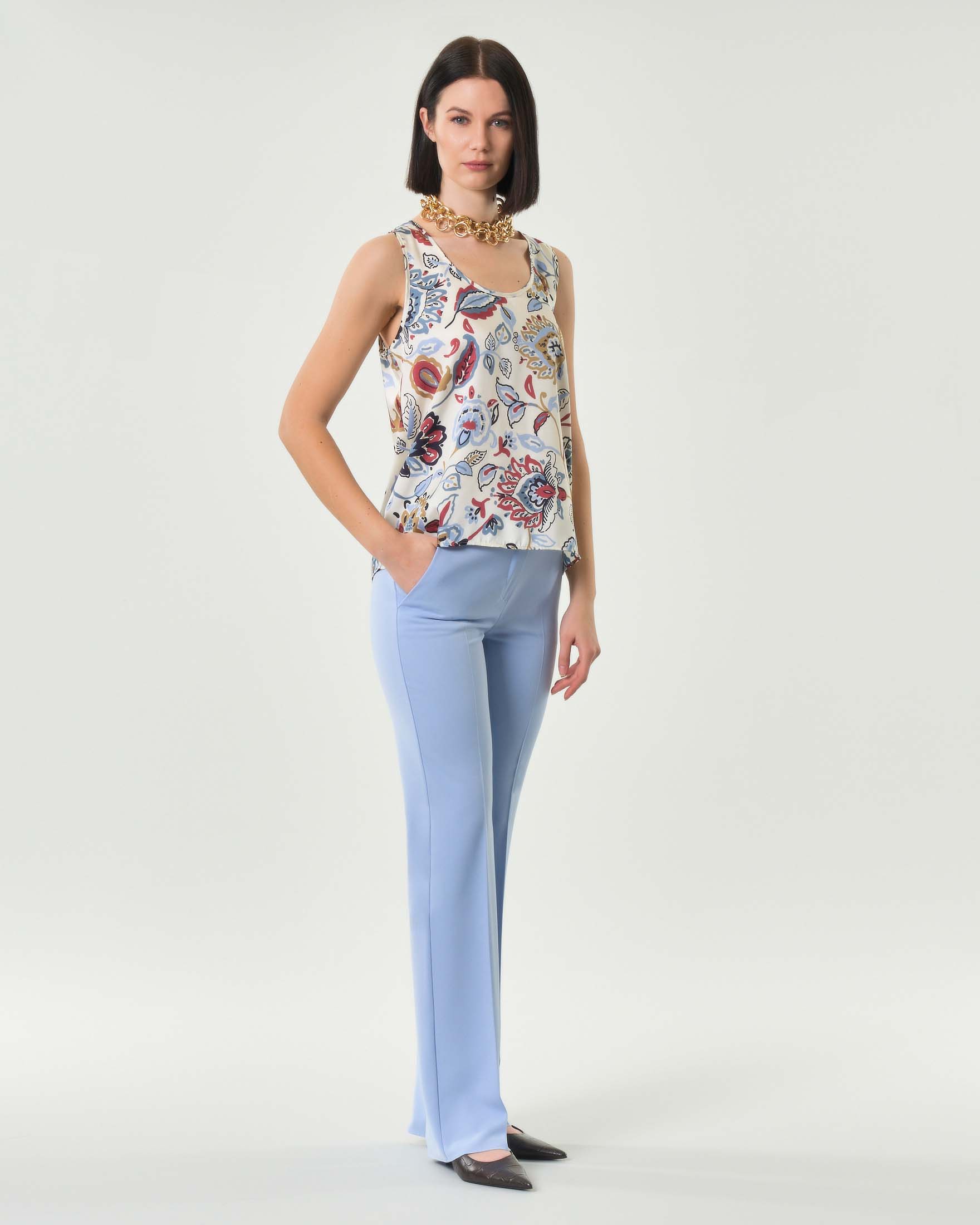 Pantalone azzurro dritto aderente con chiusura nascosta e tasche laterali alla francese