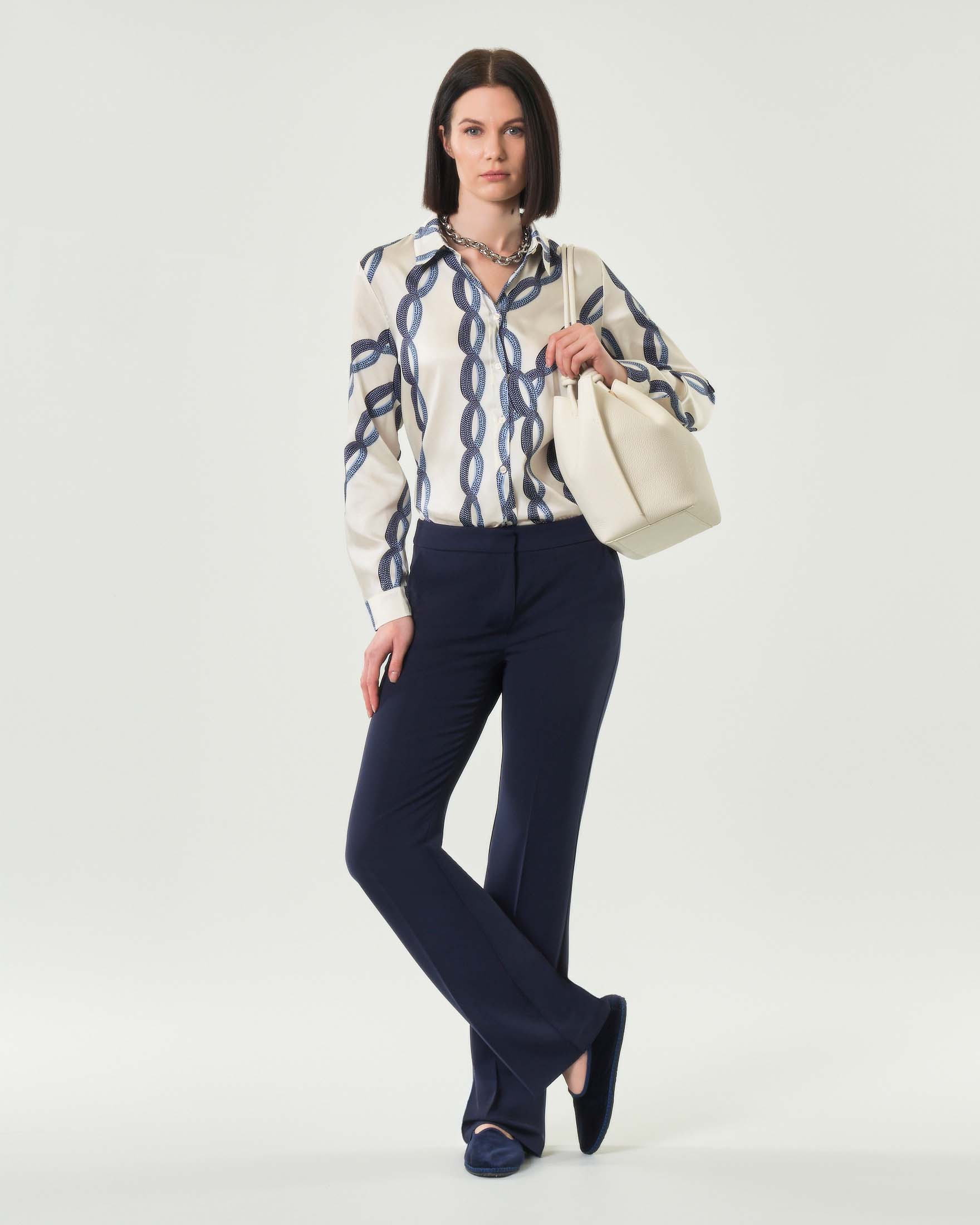 Pantalone blu dritto aderente con chiusura nascosta e tasche laterali alla francese