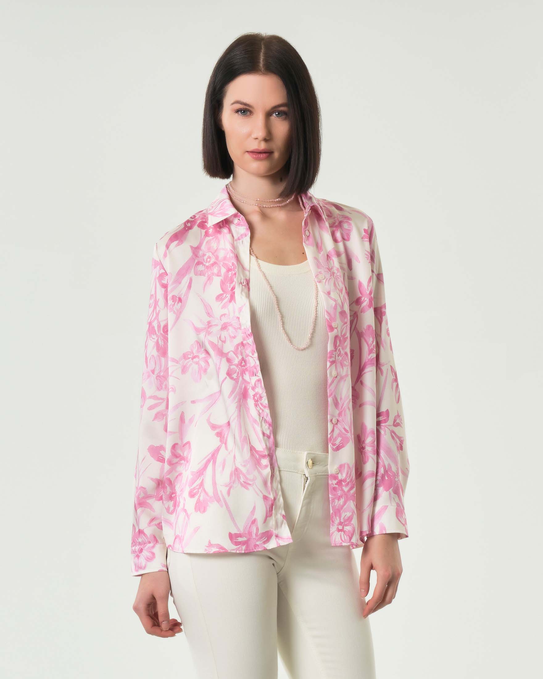Camicia in twill bianca e rosa a fantasia floreale con fondo stondato