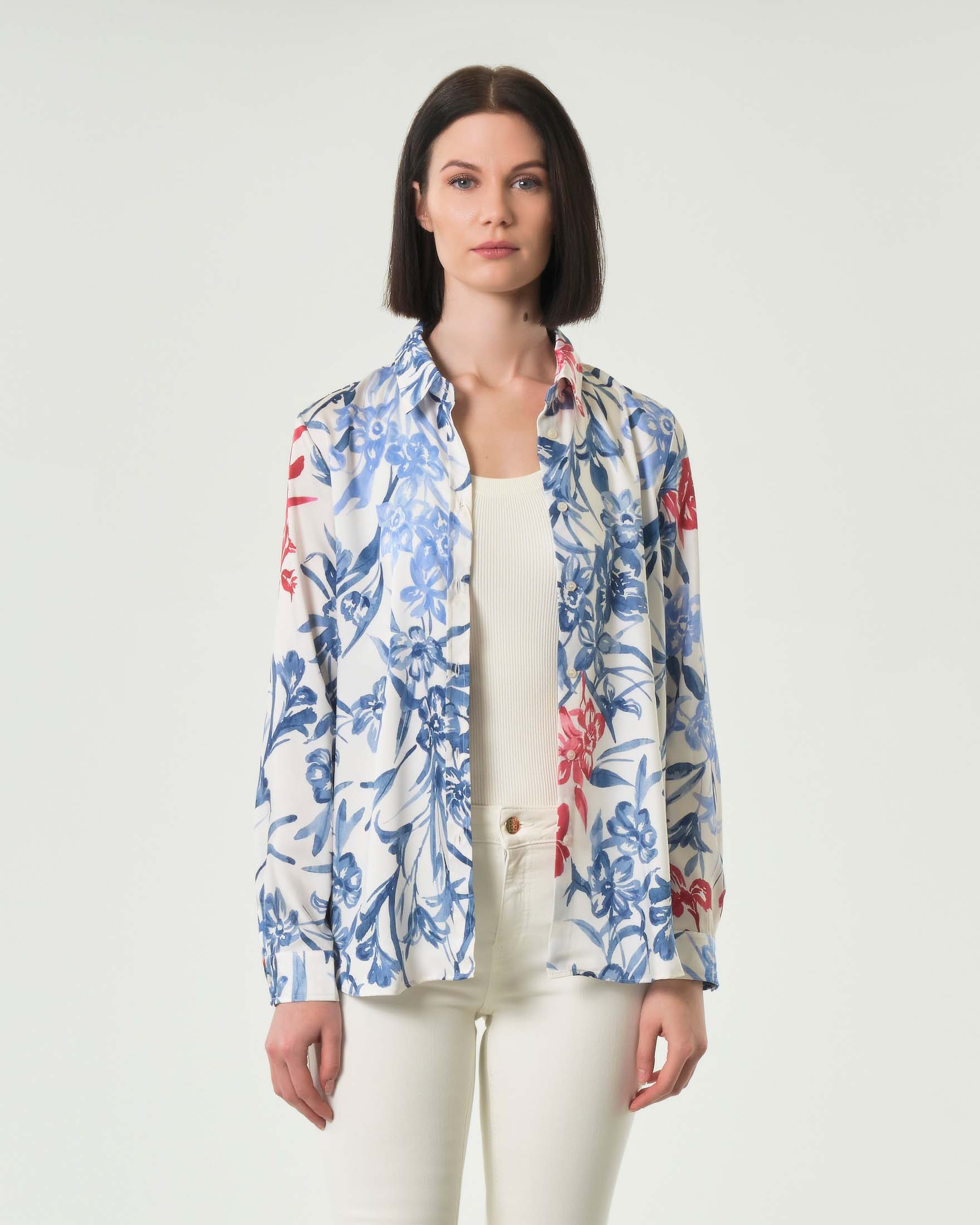 Camicia in twill multicolor a fantasia floreale con fondo stondato
