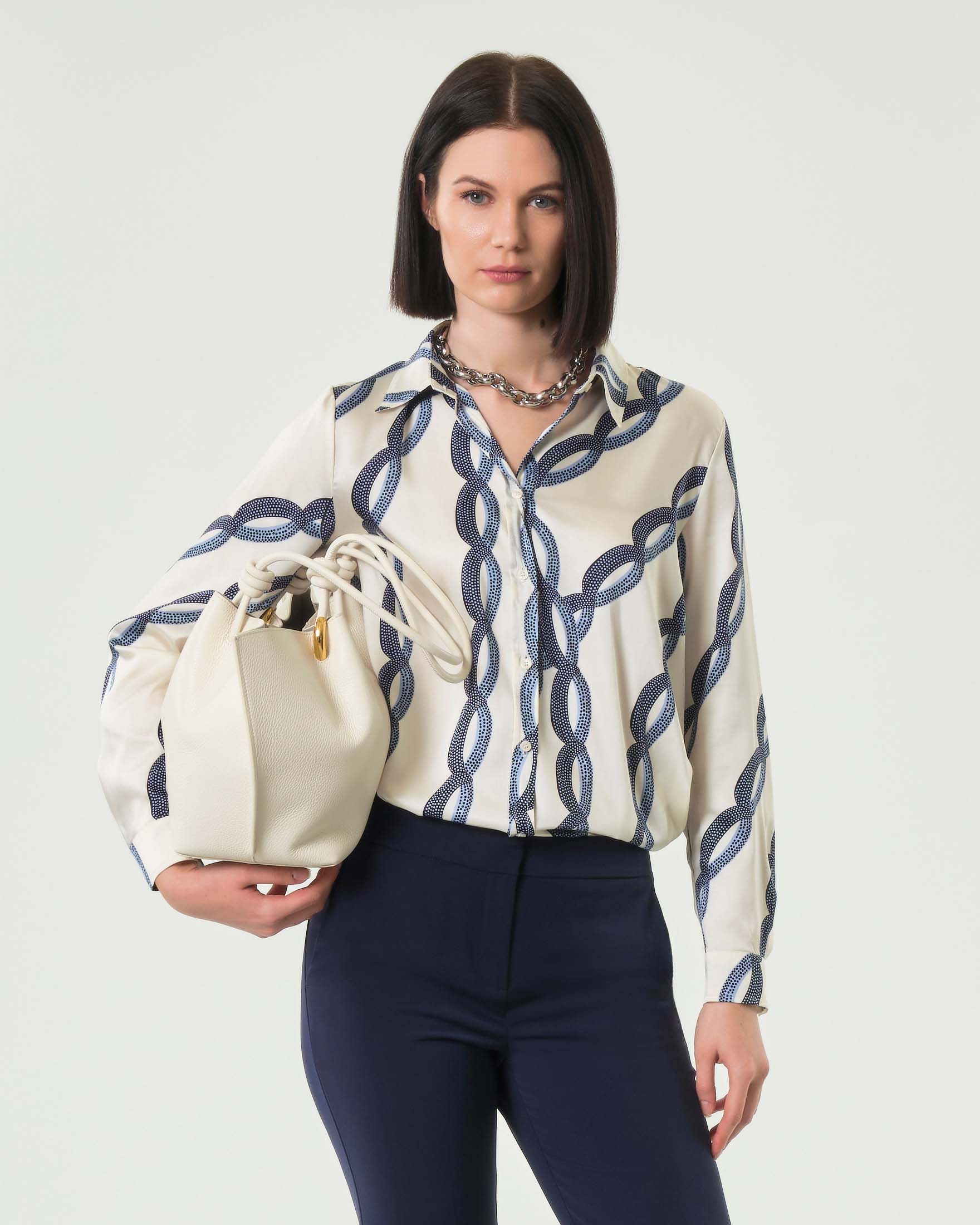 Camicia in twill bianca e azzurra con fantasia a catena e fondo stondato