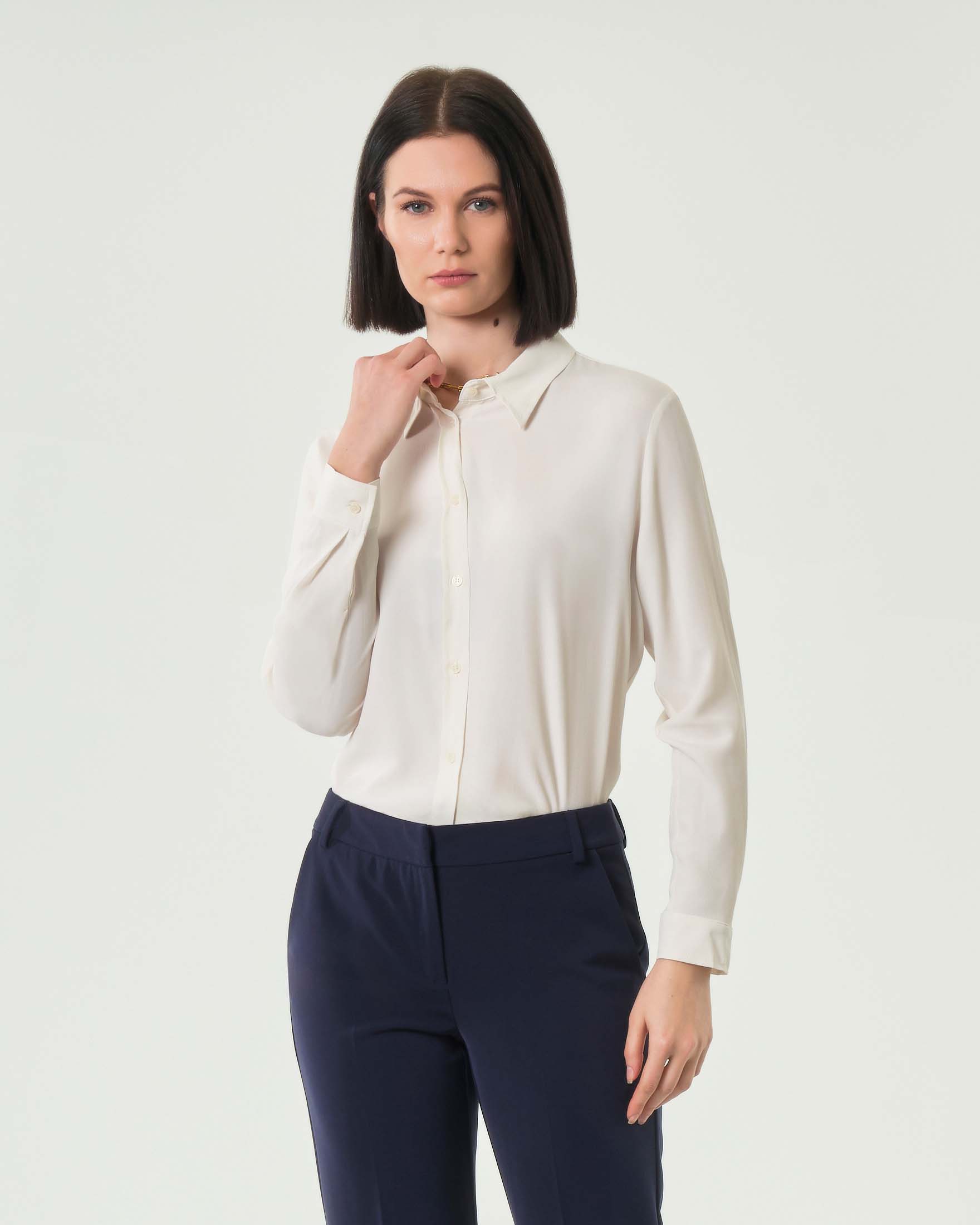 Camicia bianca in misto seta con fondo stondato