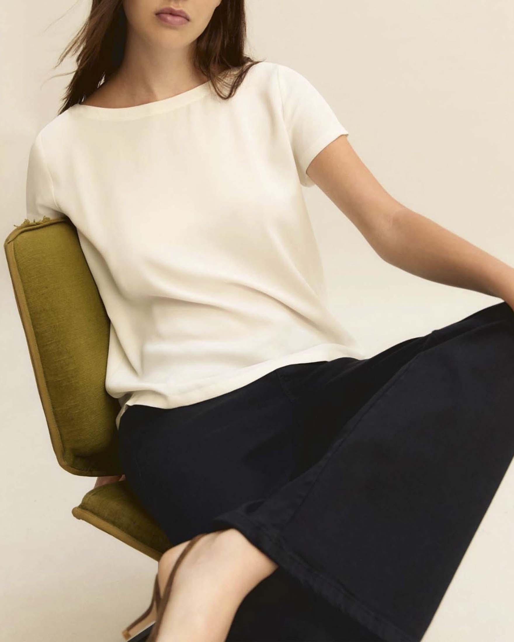 Blusa bianca a maniche corte in crêpe de Chine di misto seta