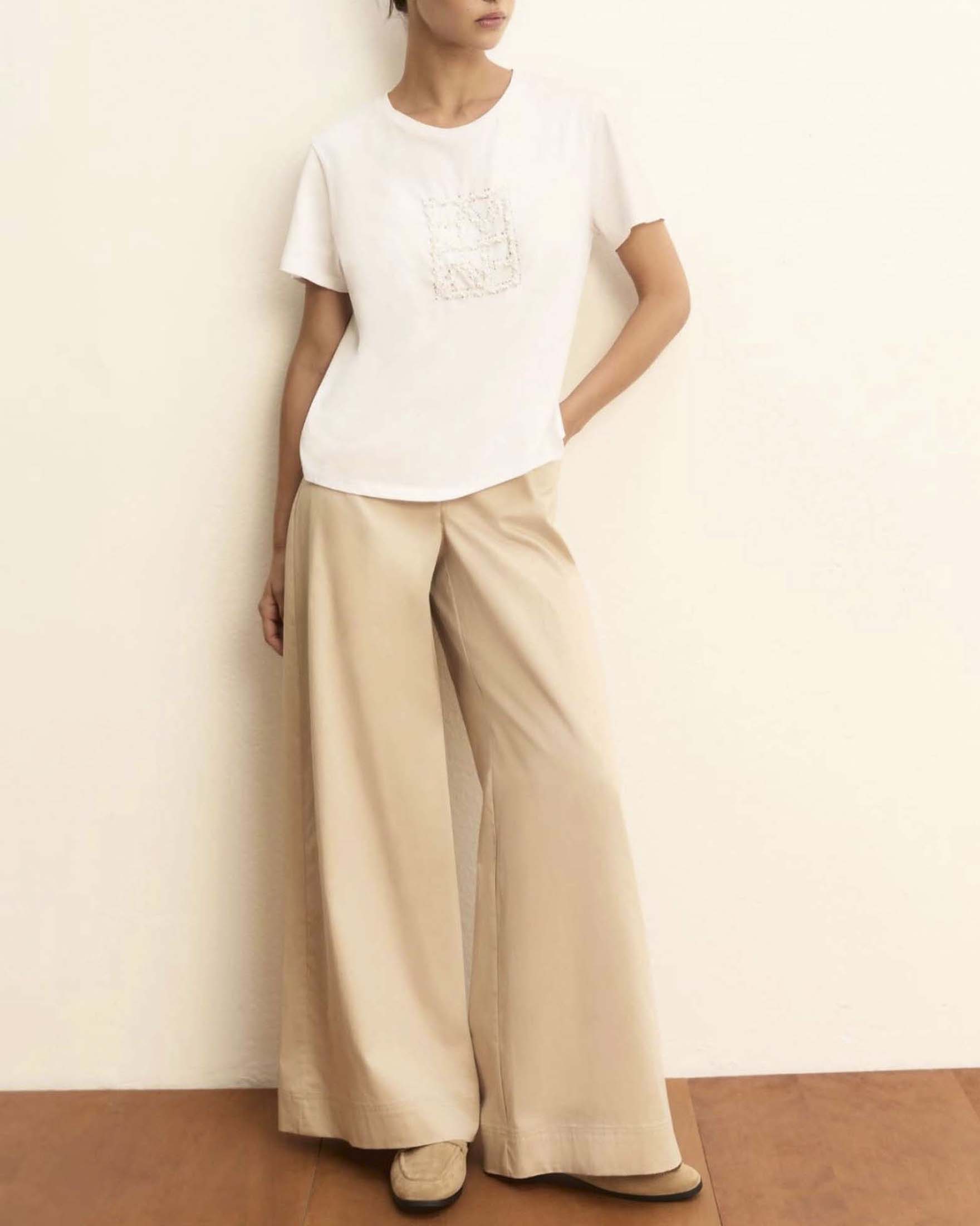 T-shirt bianca con logo e paillettes ricamate in puro cotone