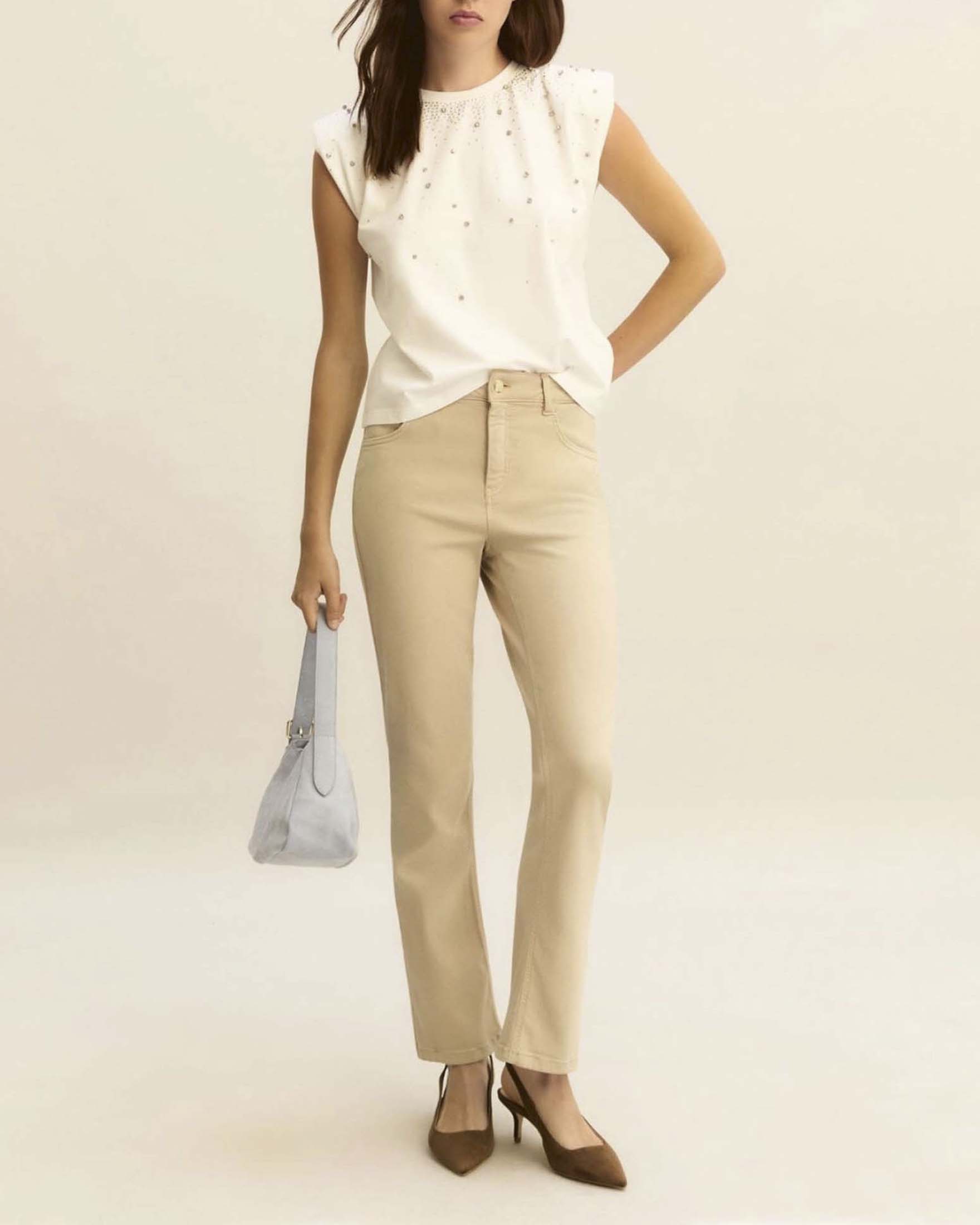 T-shirt smanicata bianca con strass e spalline imbottite