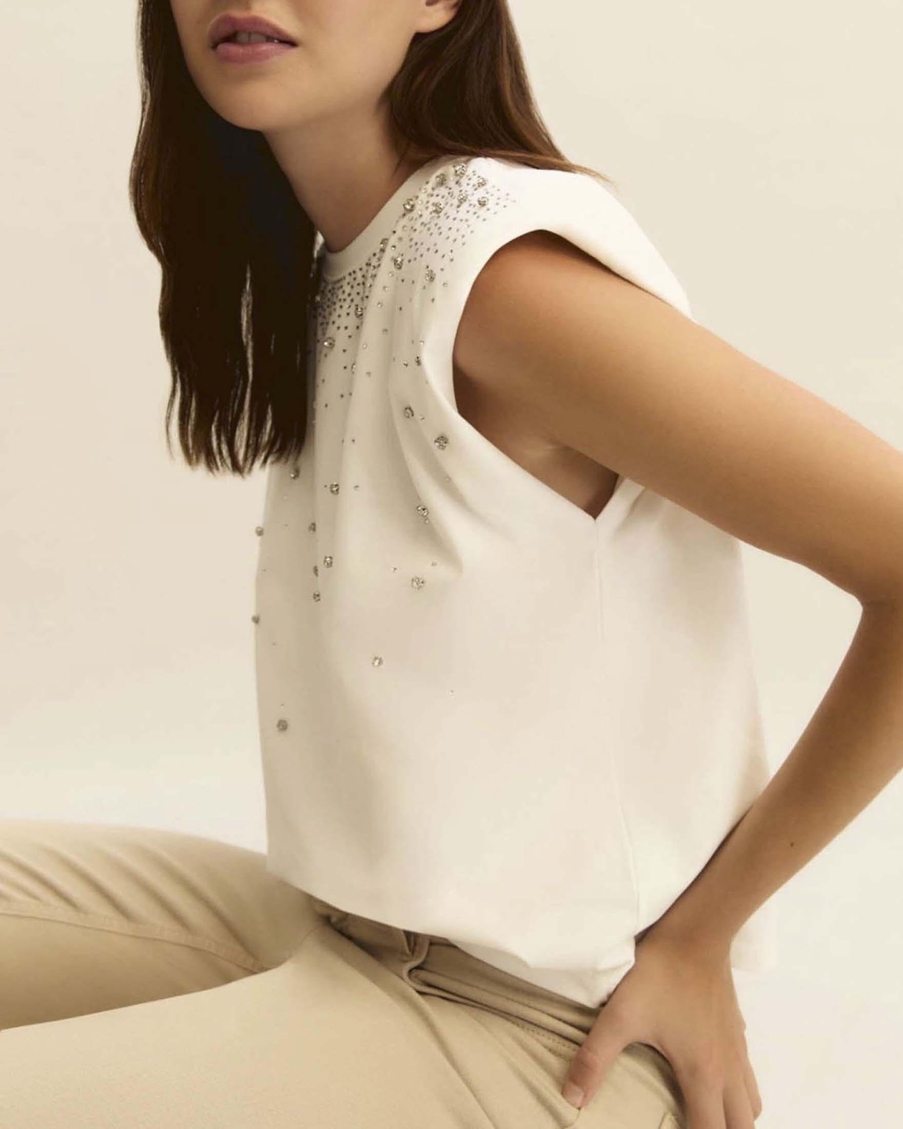 T-shirt smanicata bianca Emme Marella con strass e spalline imbottite image