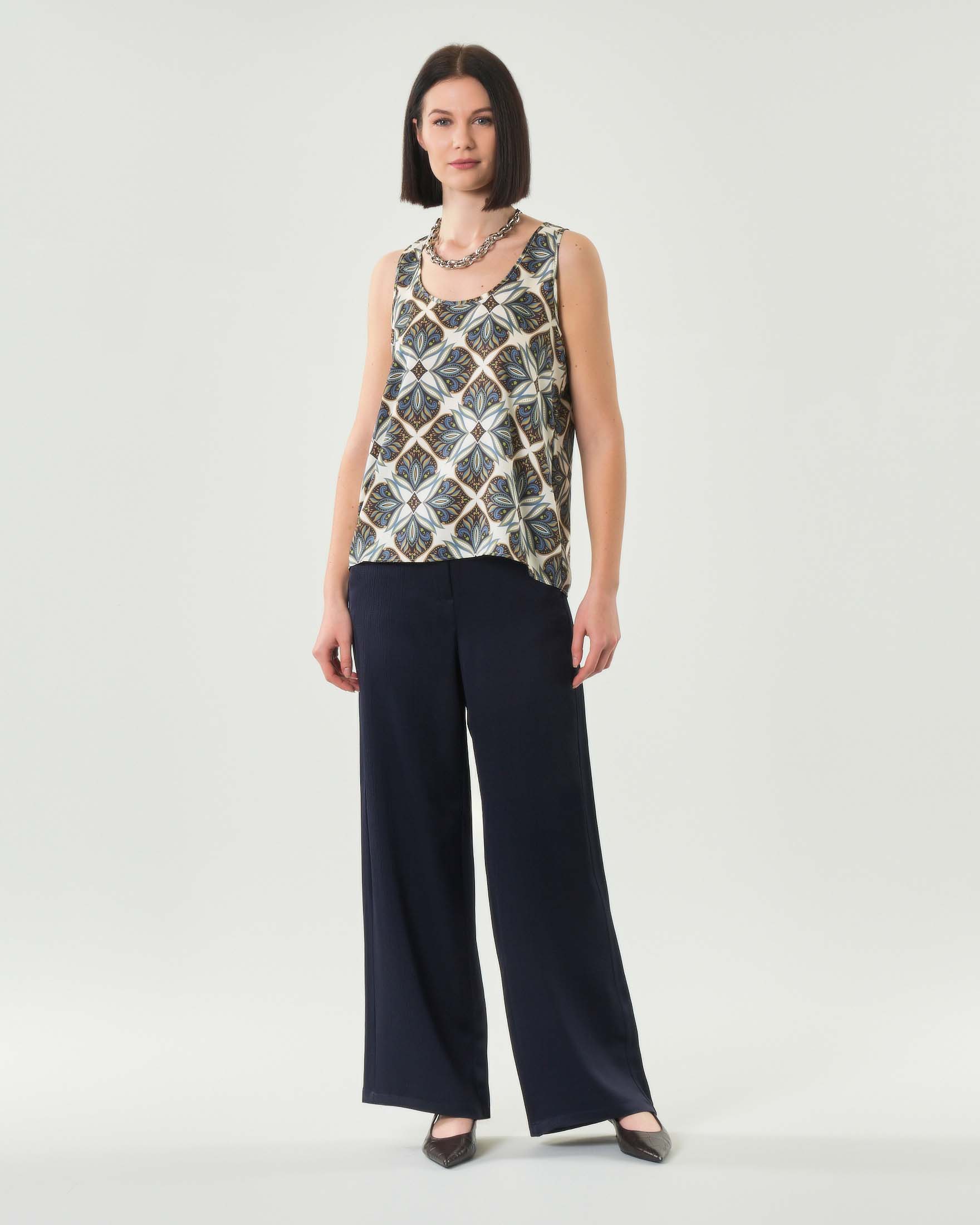 Pantalone morbido blu in crêpon di misto viscosa con arricciatura sul retro