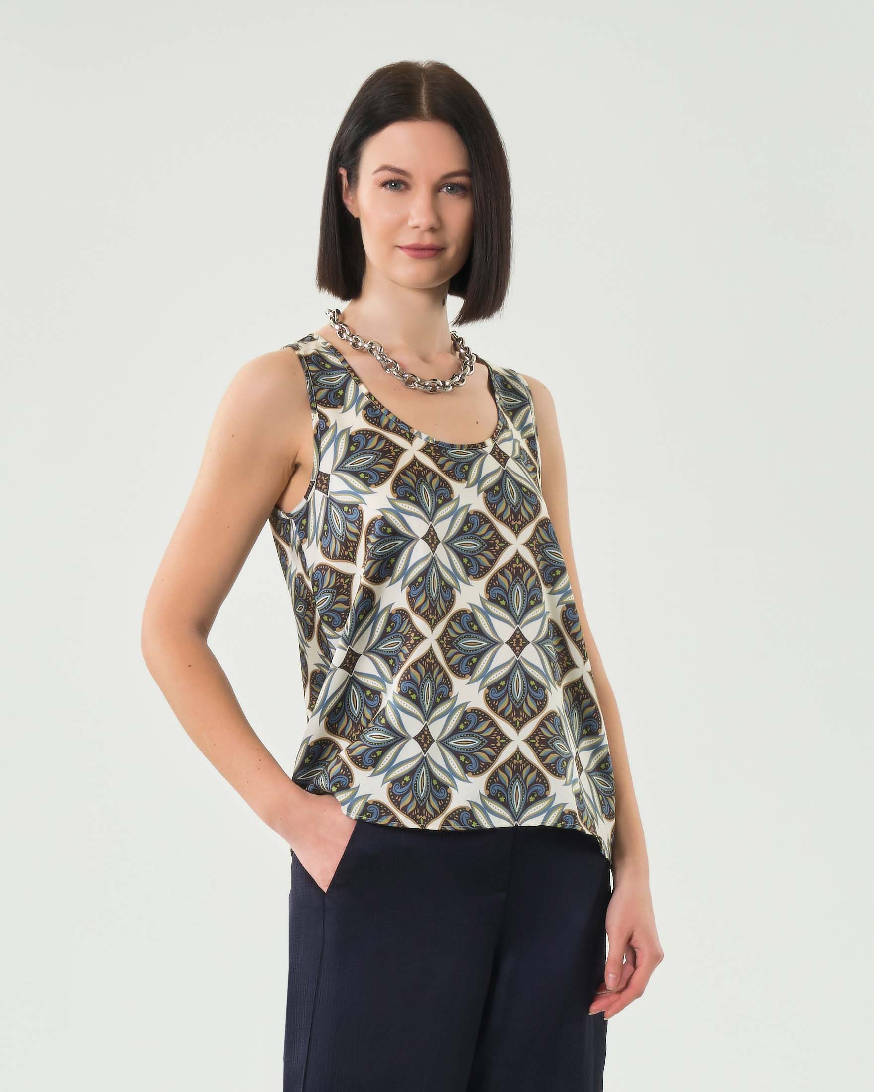 Canotta svasata bianca in twill stampato con fantasia floreale