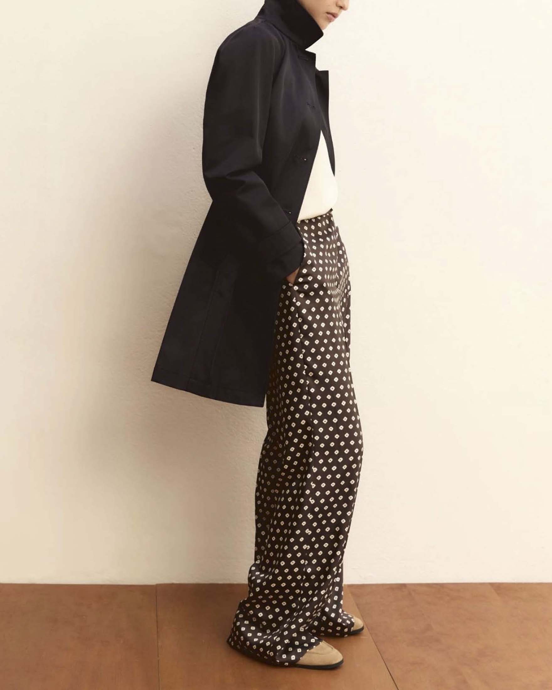 Pantalone marrone in twill stampato con fantasia geometrica a contrasto
