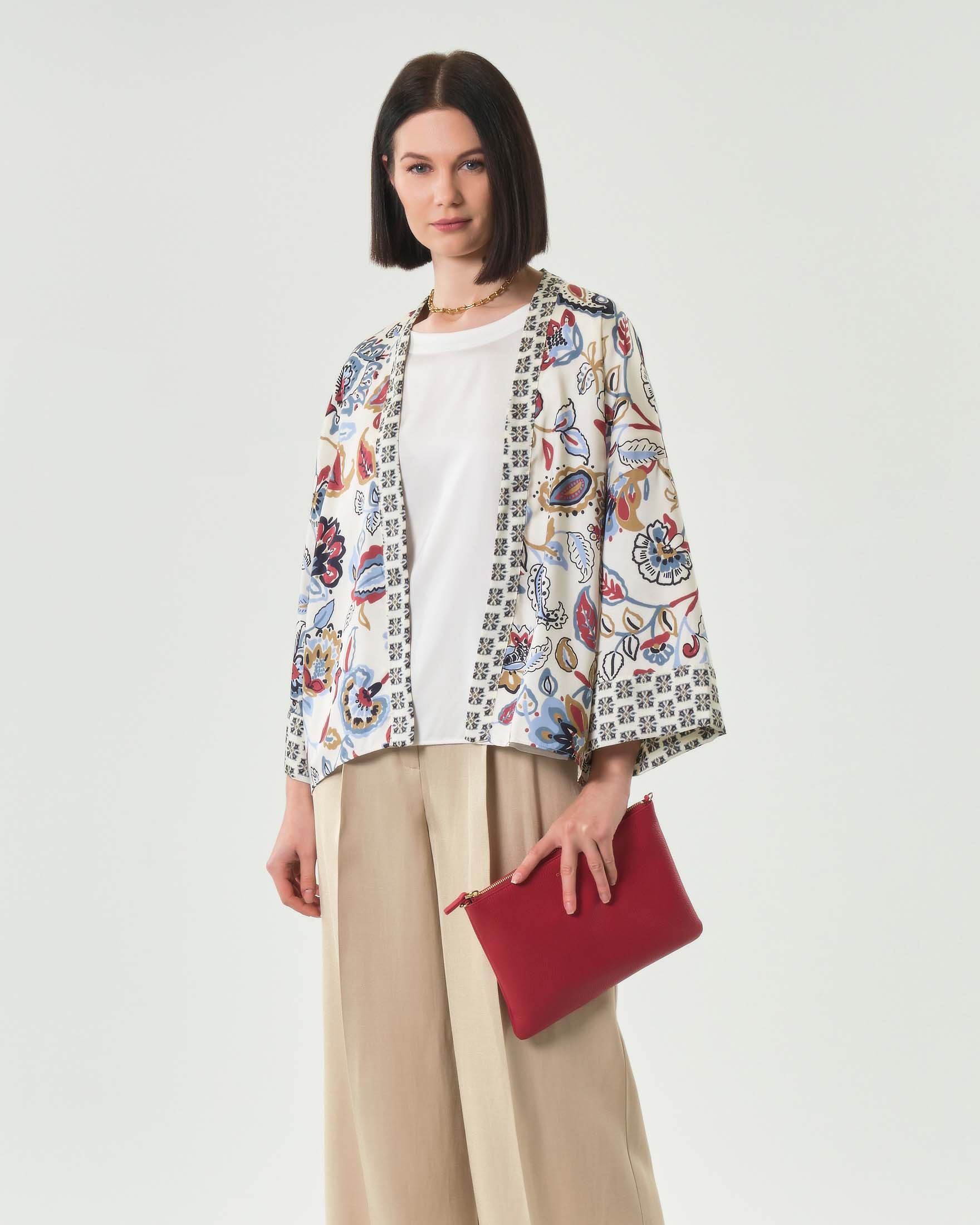 Kimono corto bianco in twill stampato con fantasia floreale e maniche a tre quarti