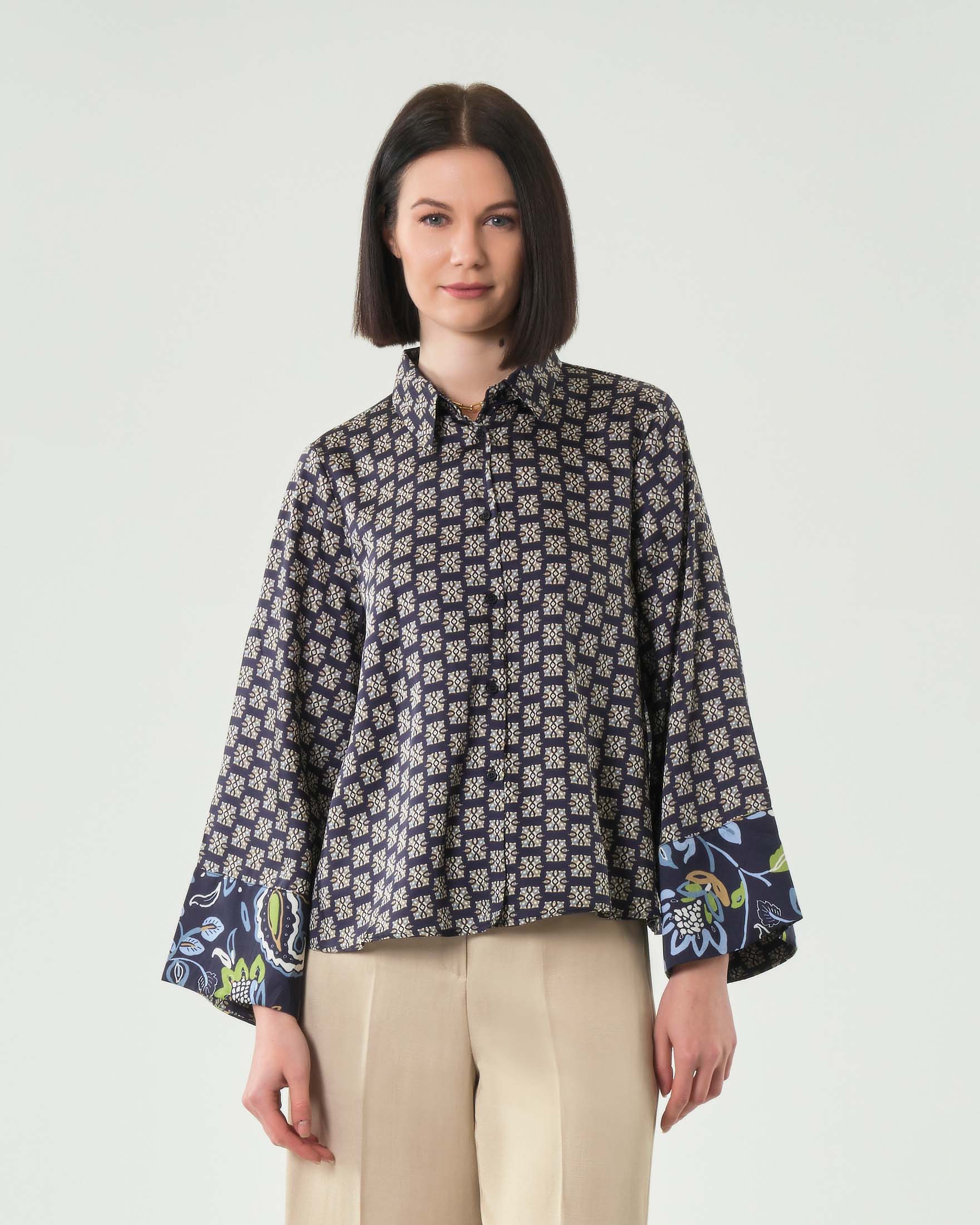 Camicia crop blu in twill stampato con dettagli geometrici