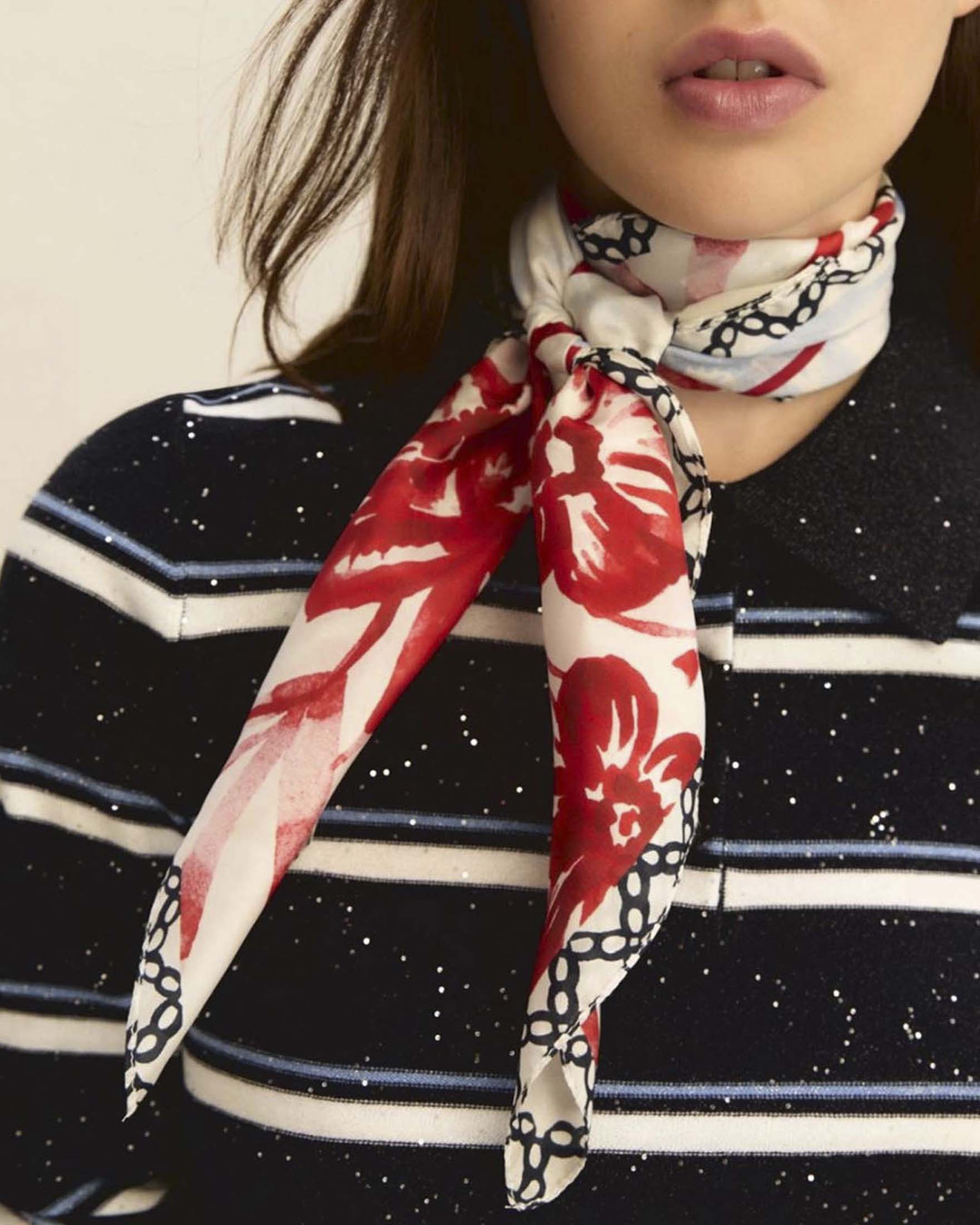 Foulard bianco in twill con fantasia floreale rossa e azzurra