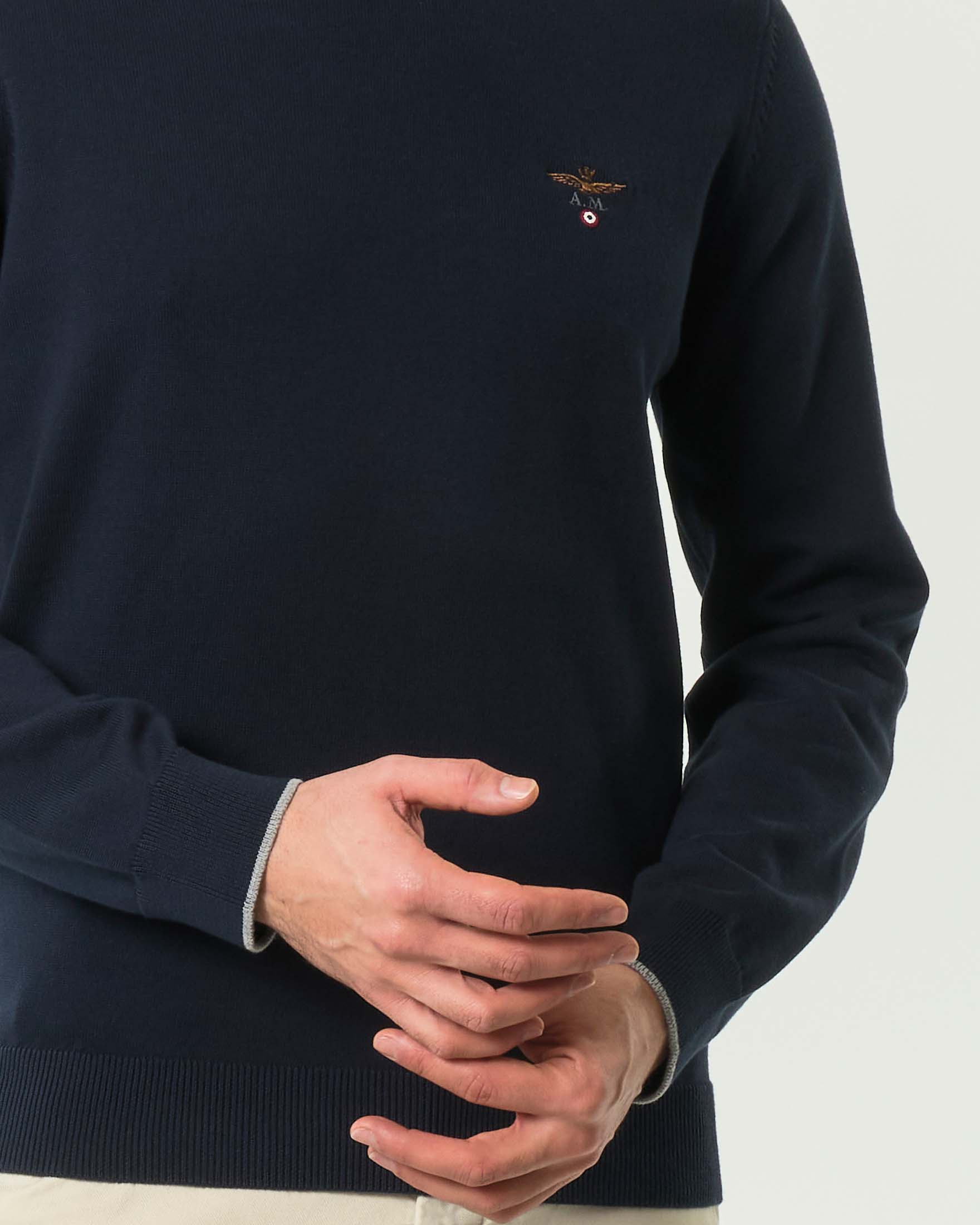 Maglia girocollo Aeronautica Militare blu in puro cotone con bordino e logo aquila turrita ricamato al petto image