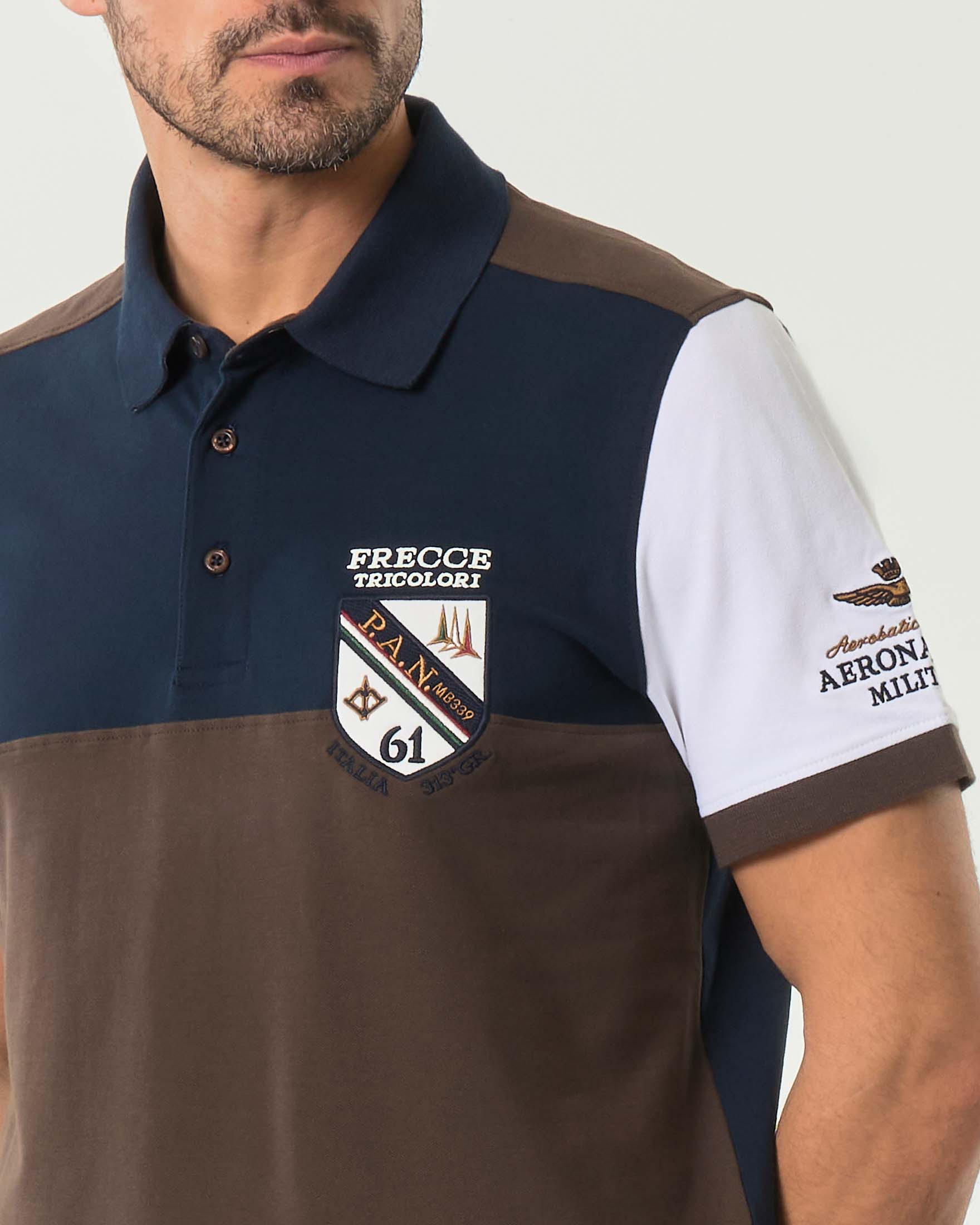 Polo mezza manica Aeronautica Militare color block con scudetto Frecce Tricolori e bordino marrone sulle maniche image