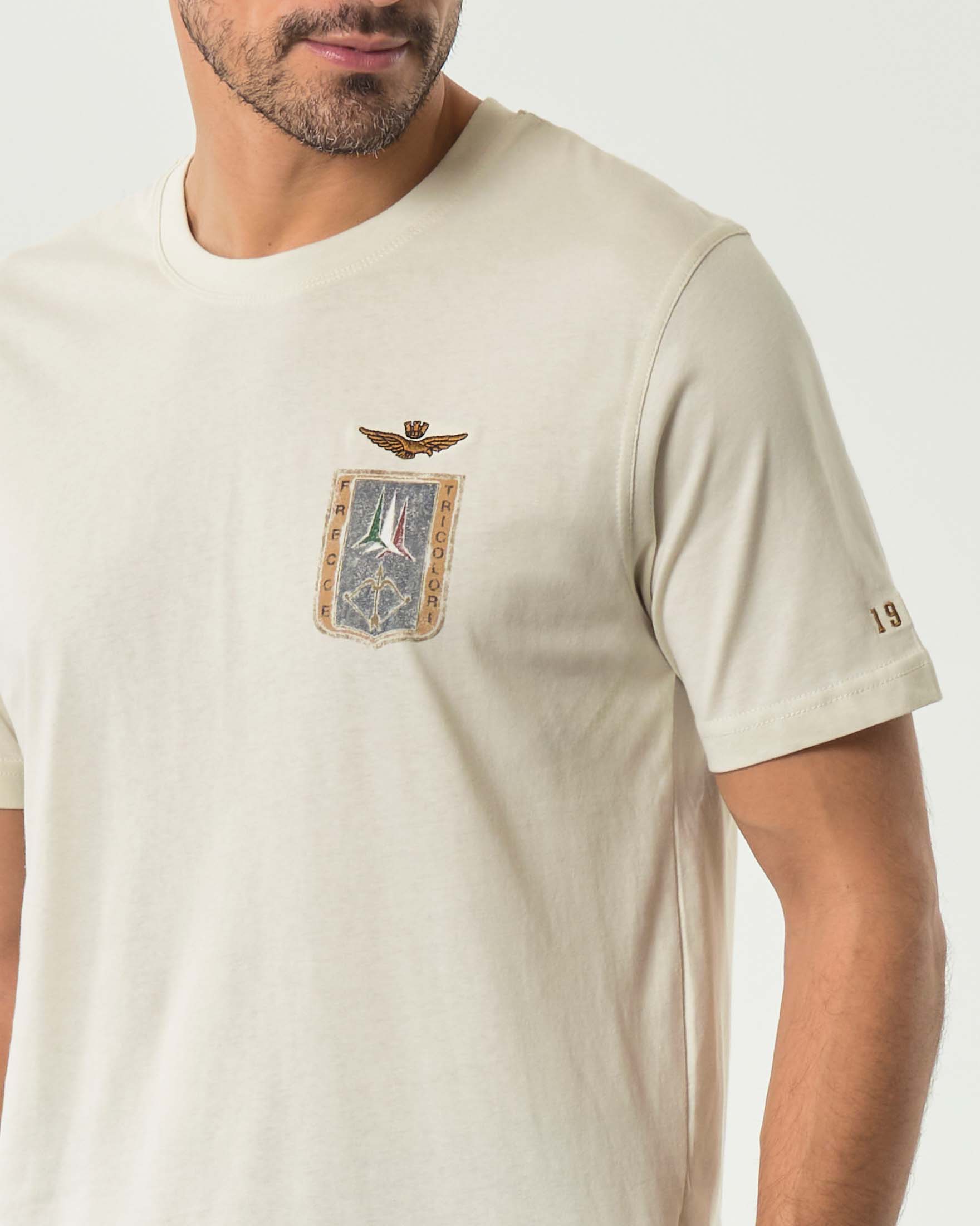 T-shirt beige mezza manica Aeronautica Militare con stampa scudetto Frecce Tricolore image