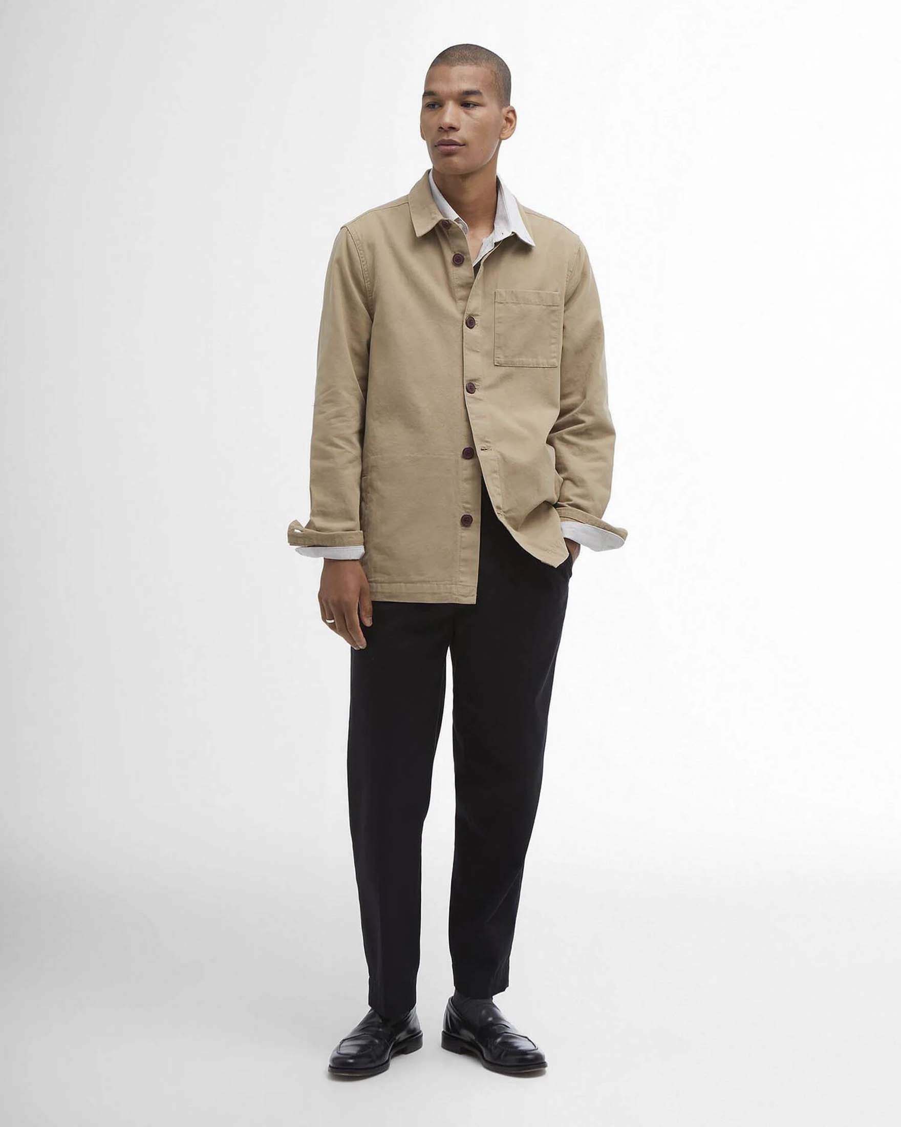 Overshirt Barbour color sabbia in puro cotone con taschino al petto