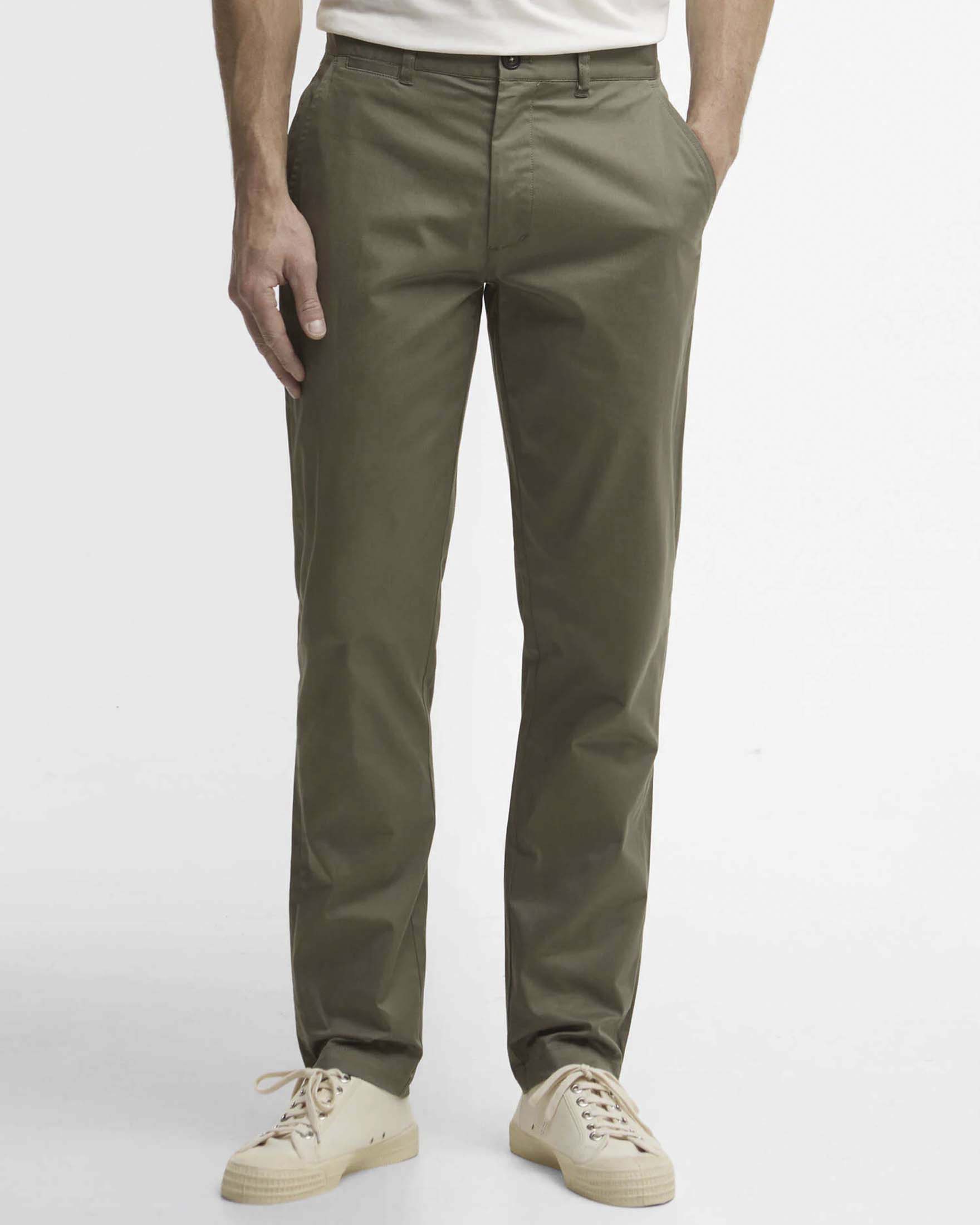 Pantaloni chino Barbour verde militare in gabardina di cotone stretch image