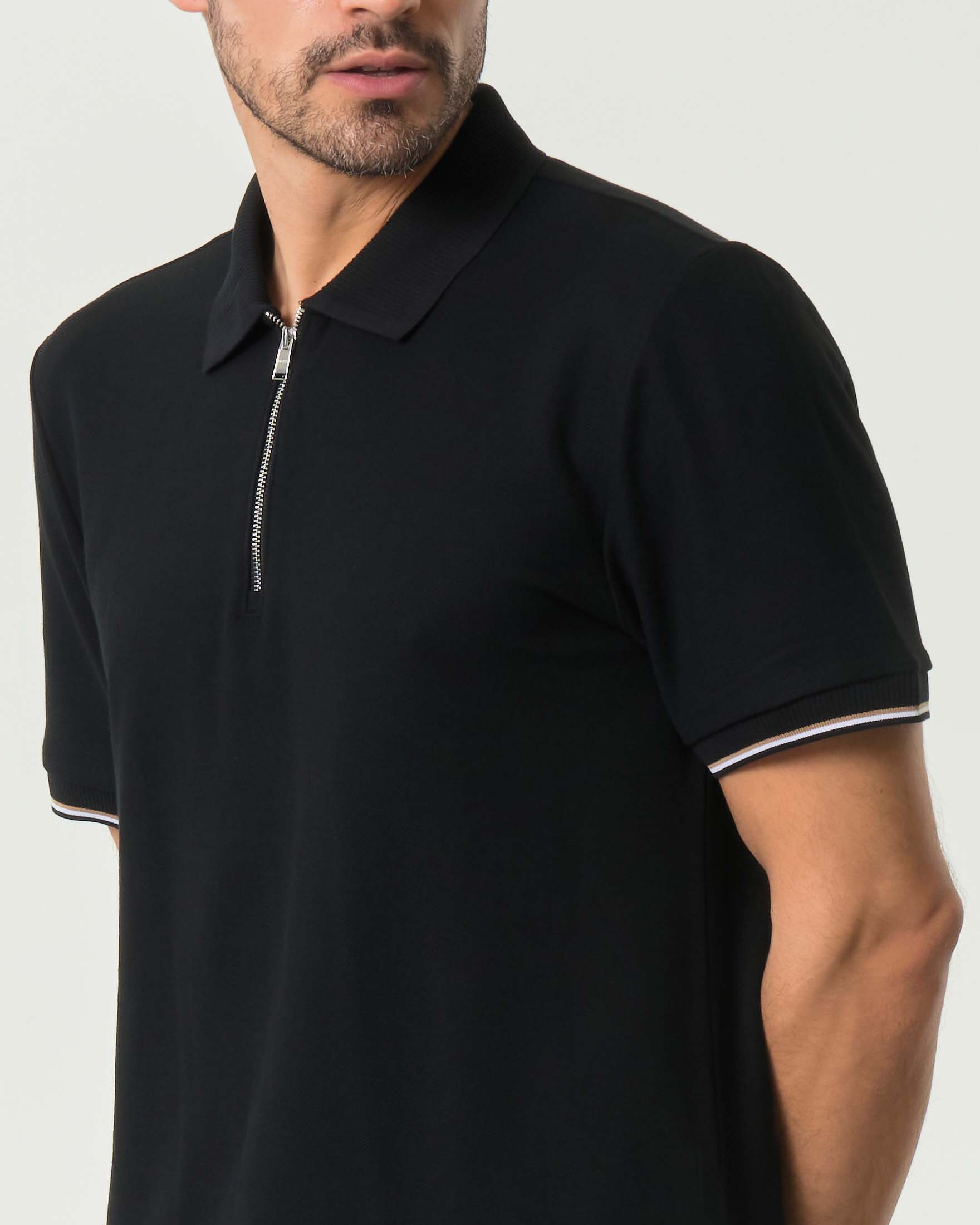 Polo mezza manica Boss nera in puro cotone con apertura zip e bordino sulle maniche image