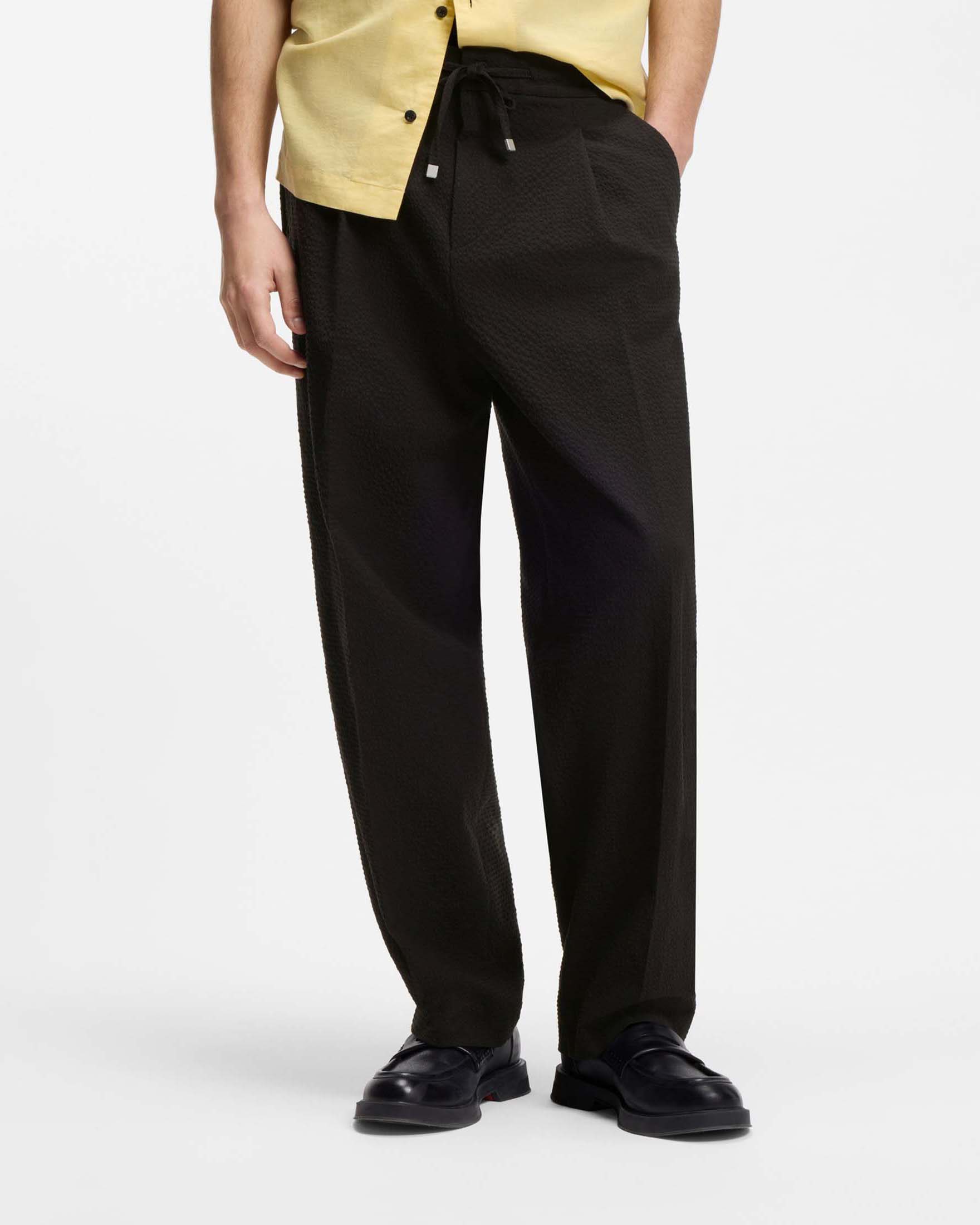 Pantaloni carrot Hugo neri in seersucker di misto cotone elasticizzato con coulisse image
