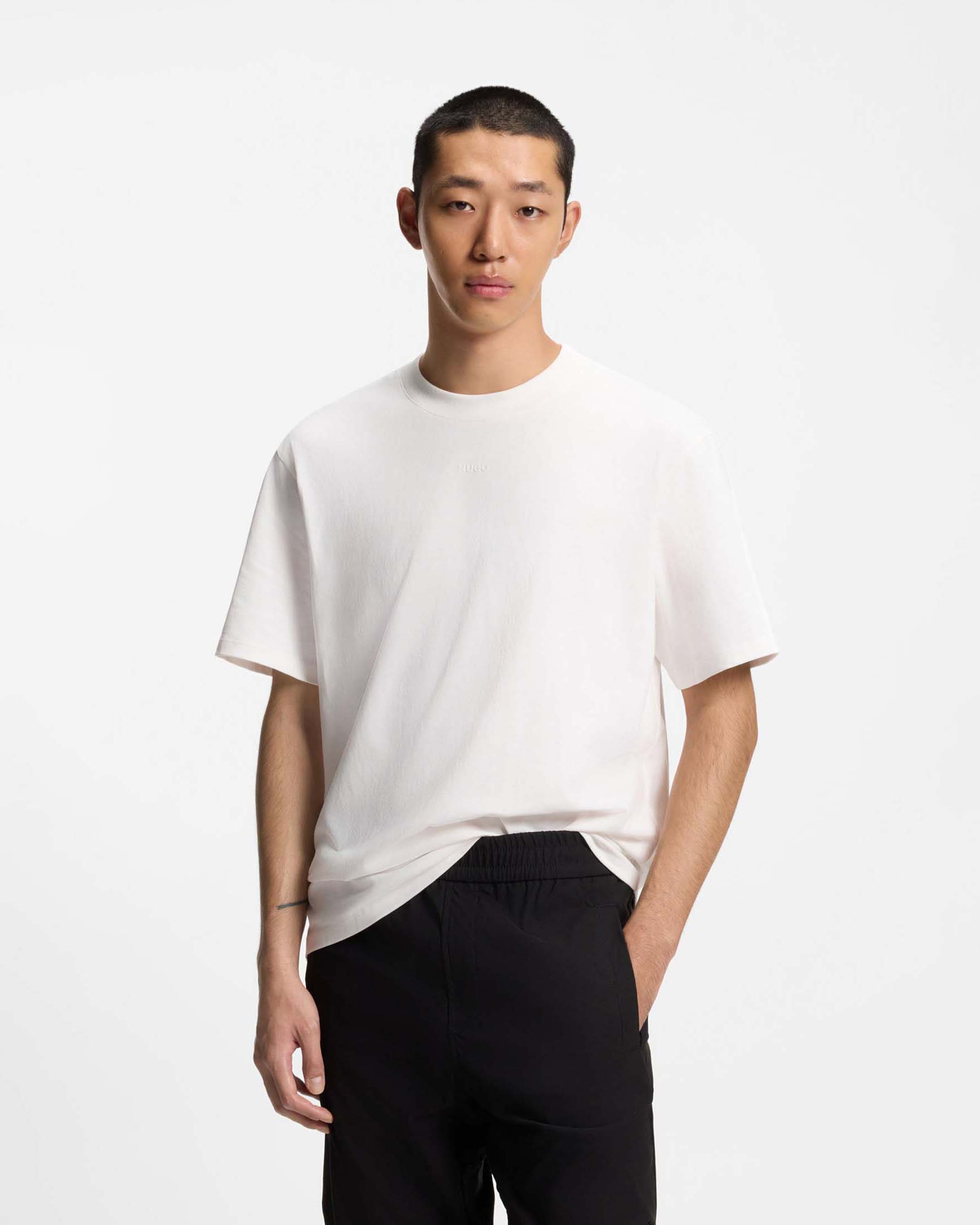 T-shirt Hugo panna in cotone con logo in tono sul petto