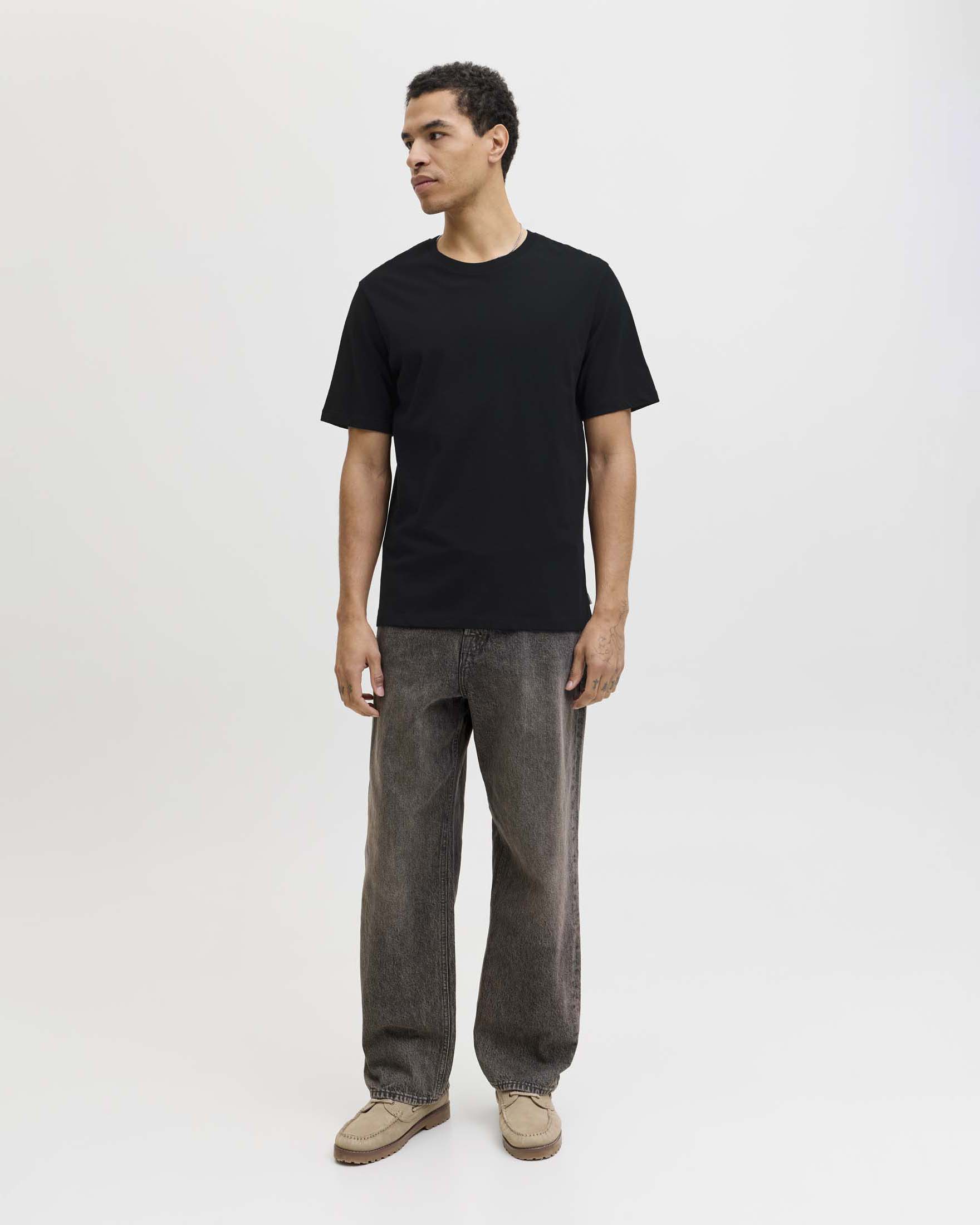 T-shirt nera in cotone biologico con collo a costine sottili
