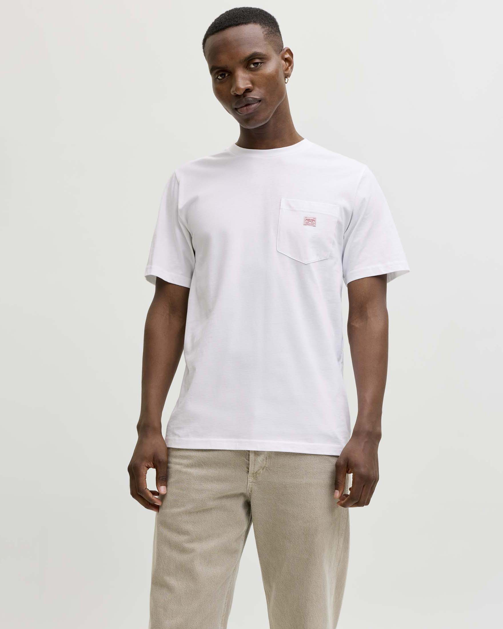 T-shirt Jack & Jones bianca in cotone con taschino e logo applicati sul petto image
