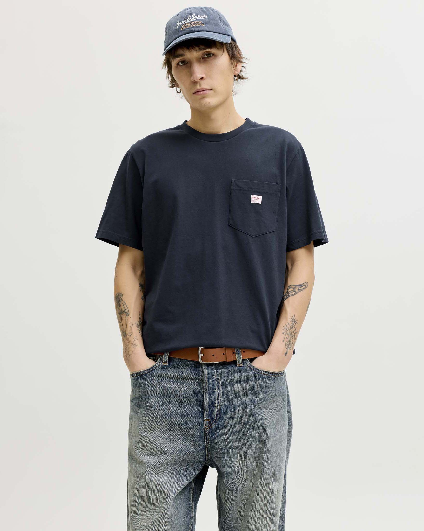 T-shirt Jack & Jones blu in cotone con taschino e logo applicati sul petto image