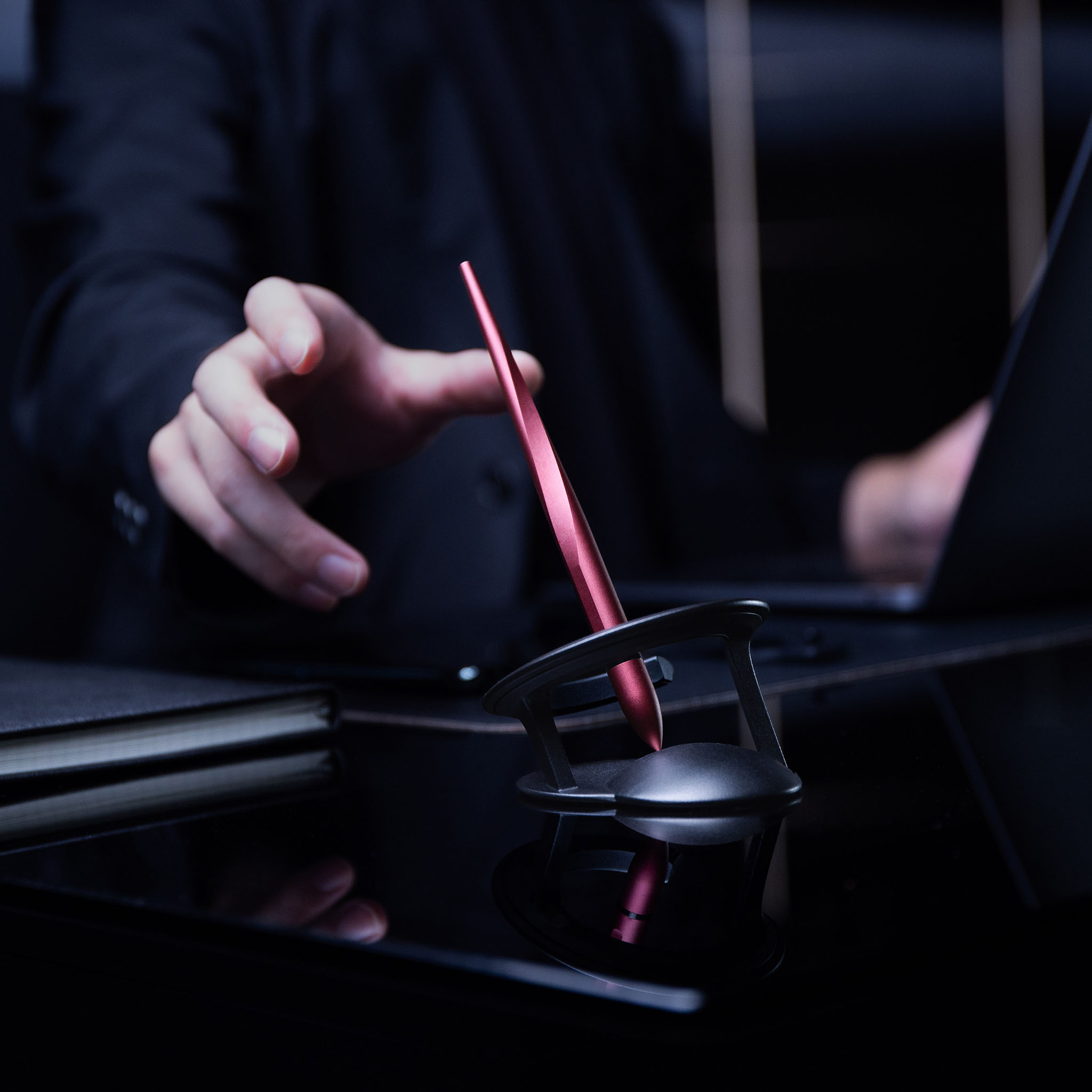 Novium - Hoverpen Interstellar penna a sfera gravitazionale con base magnetica