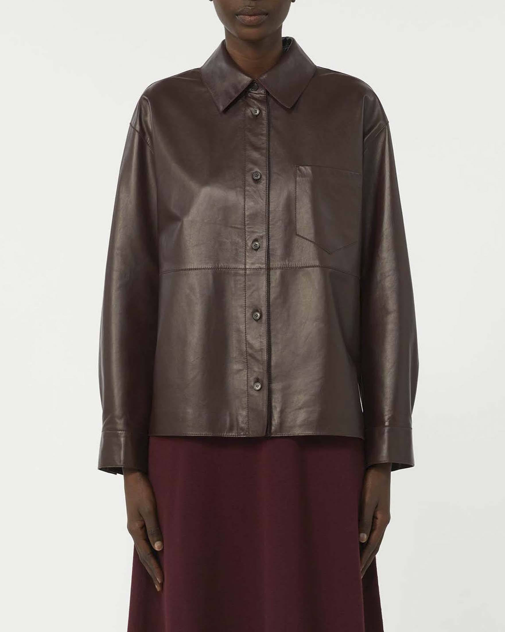 Giacca in pelle bordeaux scuro Weekend Max Mara con colletto e polsini a camicia