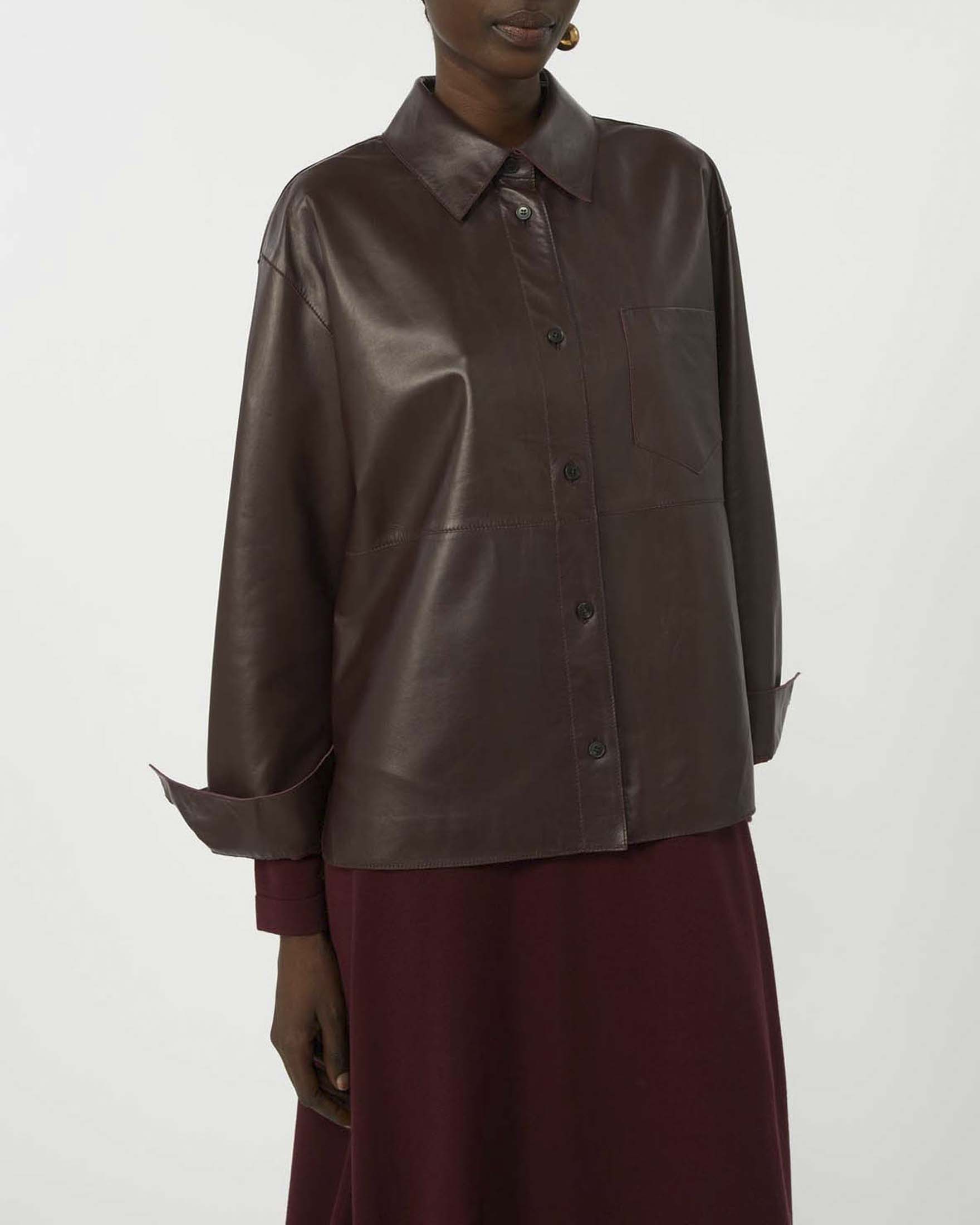Giacca in pelle bordeaux scuro Weekend Max Mara con colletto e polsini a camicia image
