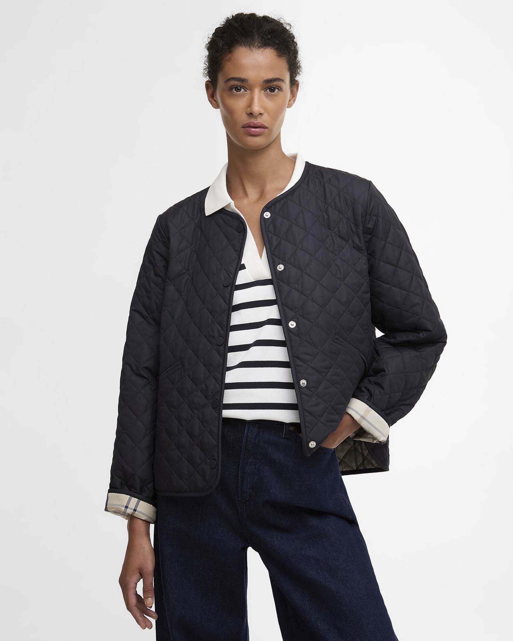 Giacca trapuntata a rombi blu Barbour Cashel senza colletto con bottoni a pressione e tasche a filetto image