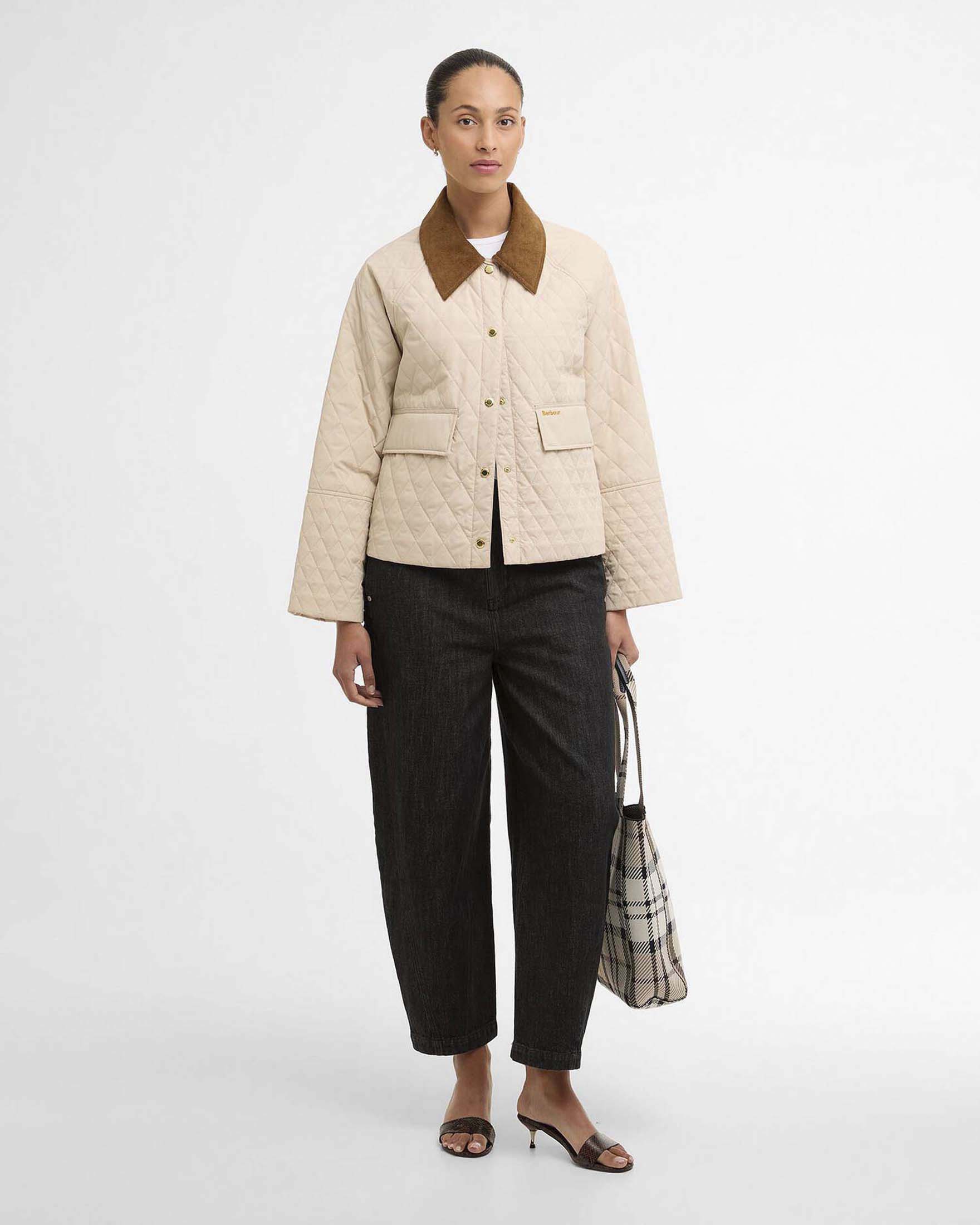 Giacca trapuntata Barbour Kirby color gesso con tasche con pattina e colletto a coste