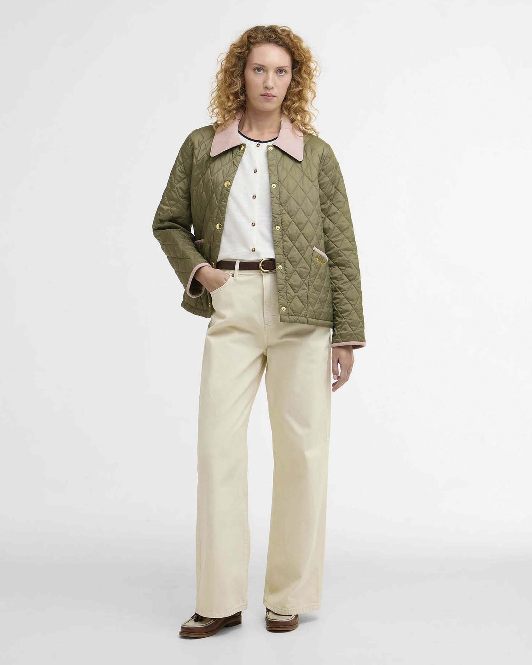 Giacca trapuntata Barbour Liddesdale Cropped verde militare con colletto in velluto rosa