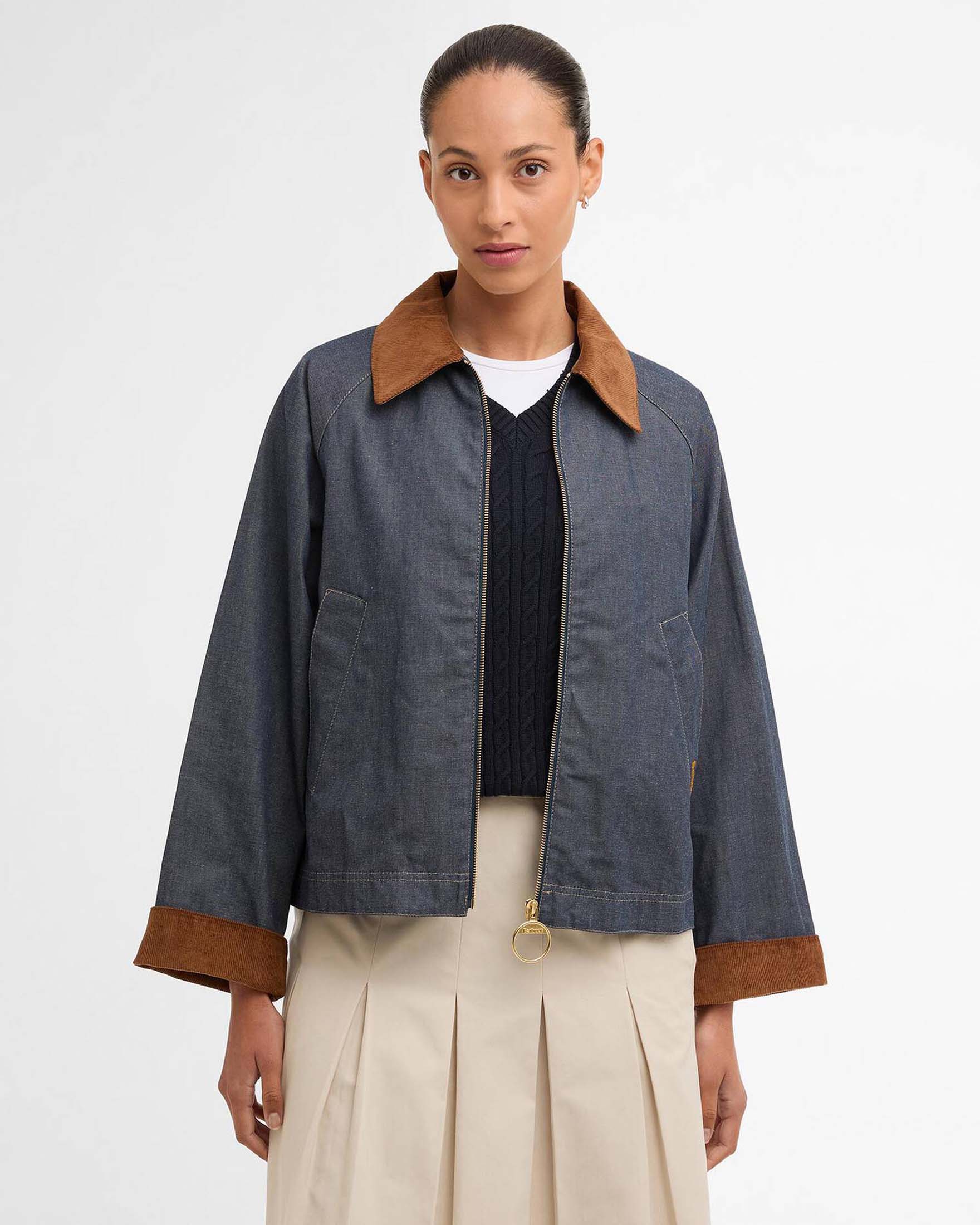 Giacca in denim Barbour Freckleton lavaggio scuro con colletto e polsini a costine e chiusura zip