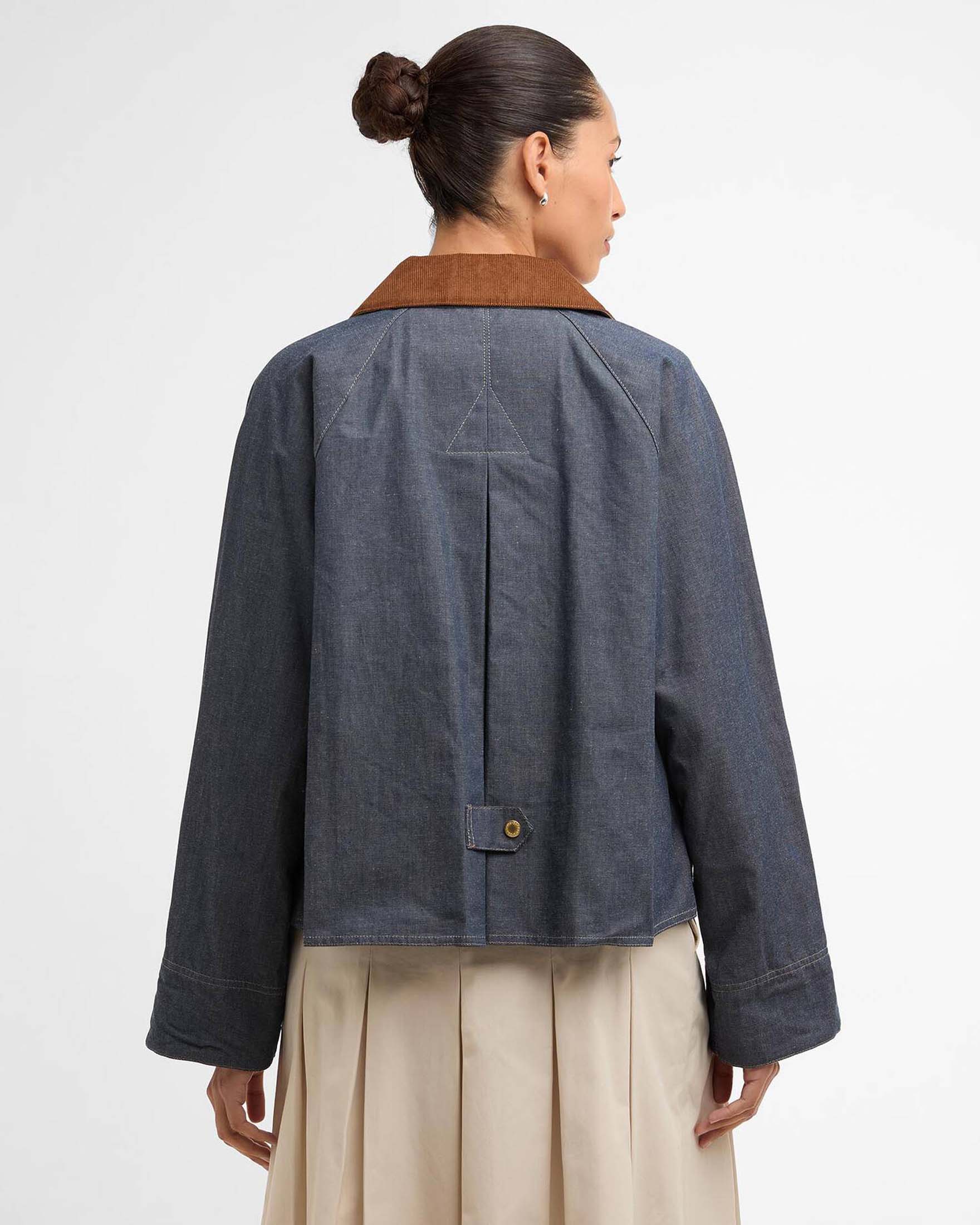 Giacca in denim Barbour Freckleton lavaggio scuro con colletto e polsini a costine e chiusura zip image