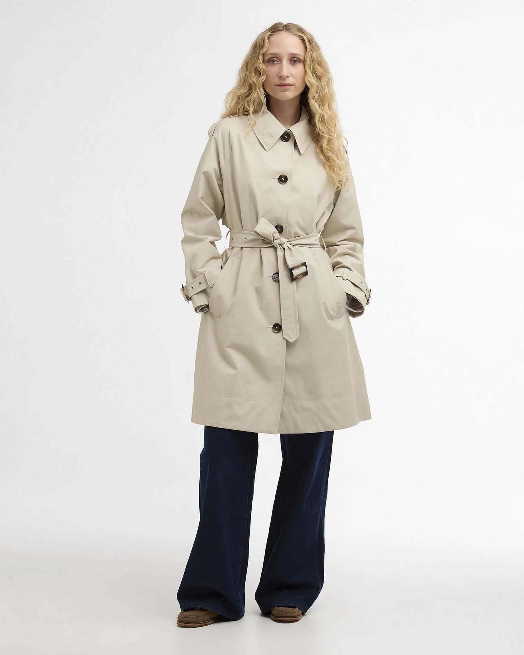 Trench antipioggia Barbour Maia color gesso con cintura abbinata