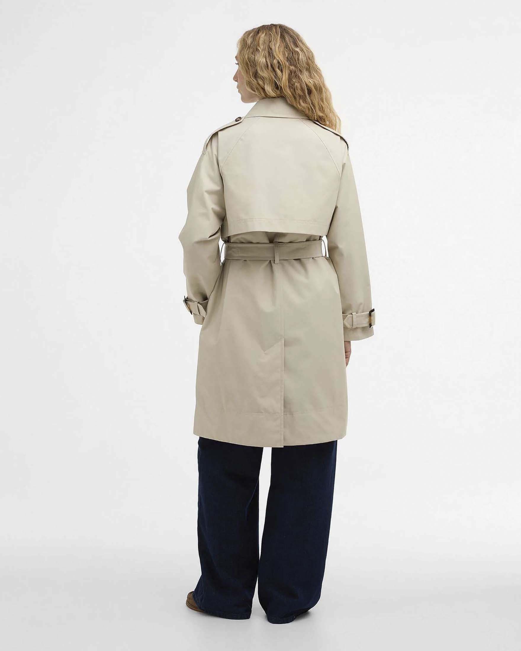 Trench antipioggia Barbour Maia color gesso con cintura abbinata image