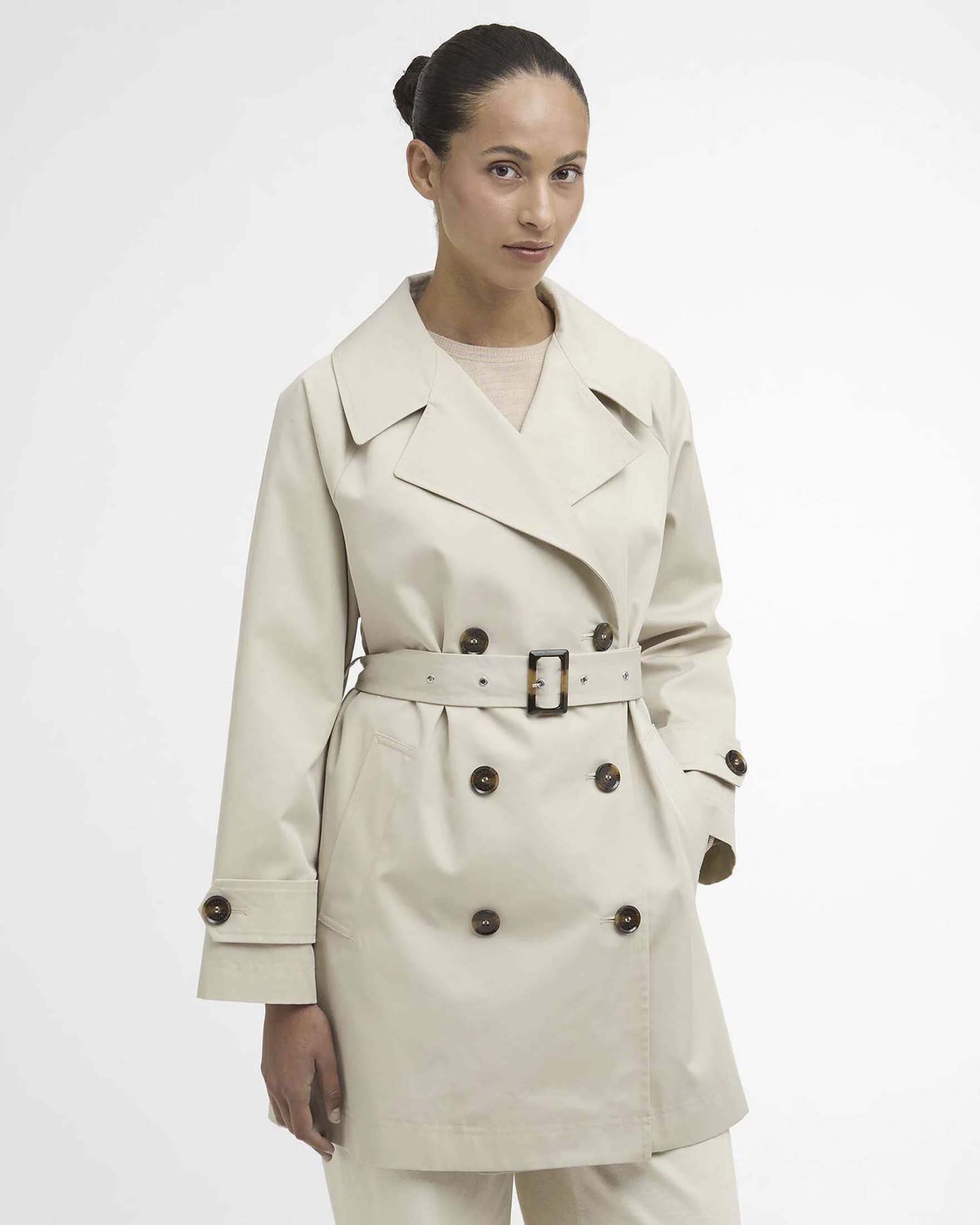 Trench antipioggia doppiopetto Barbour Adare color gesso con cintura abbinata