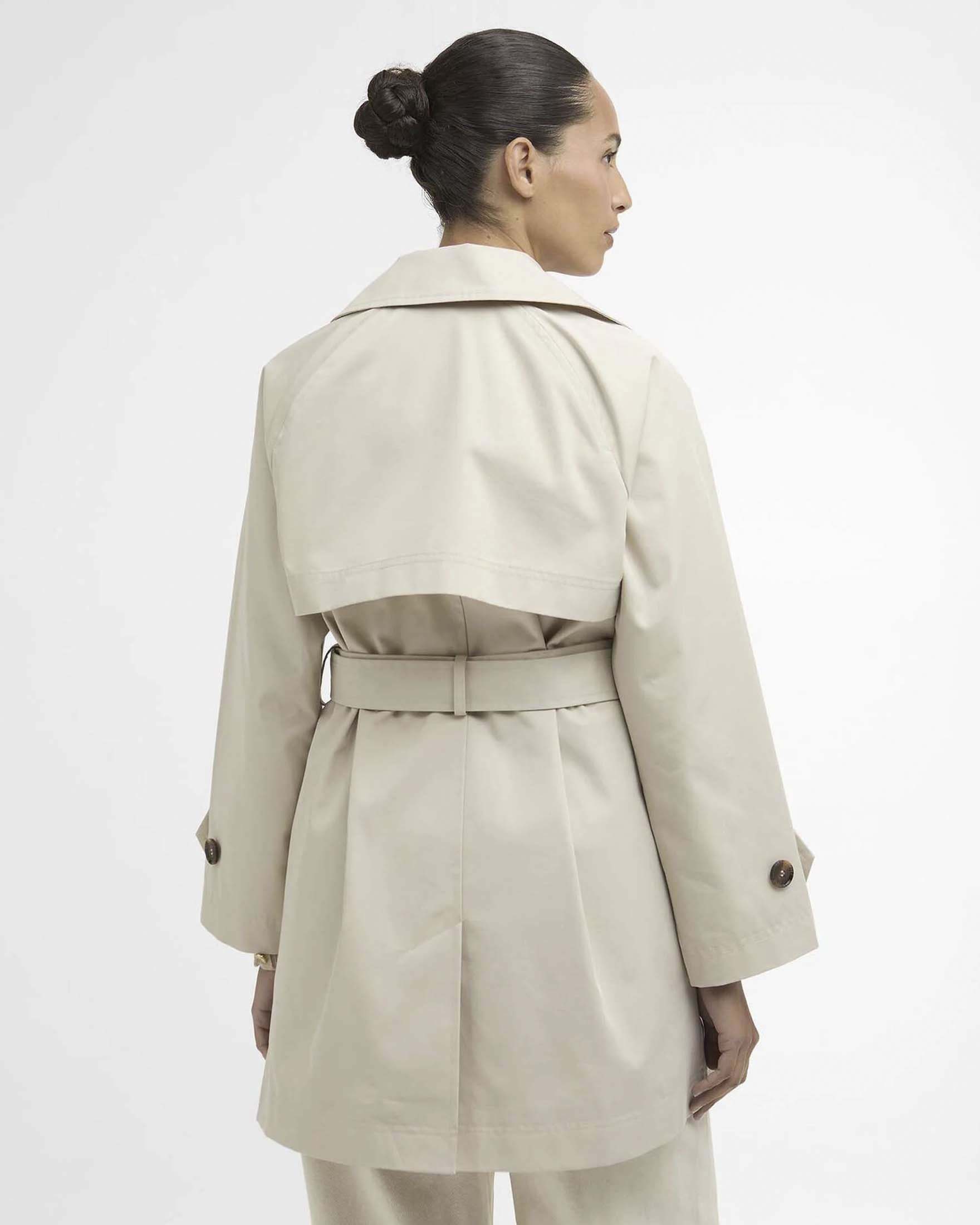 Trench antipioggia doppiopetto Barbour Adare color gesso con cintura abbinata image