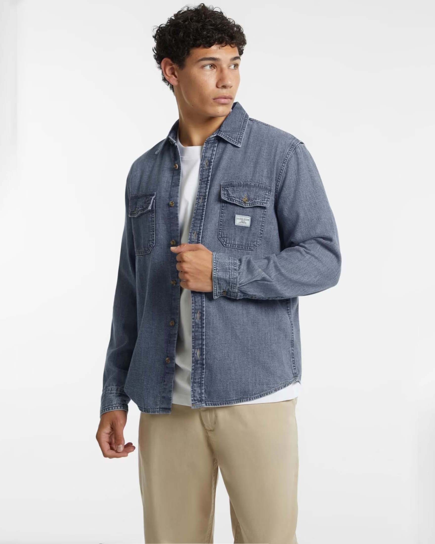 Camicia denim Guess Jeans in misto cotone biologico blu medio con logo patch