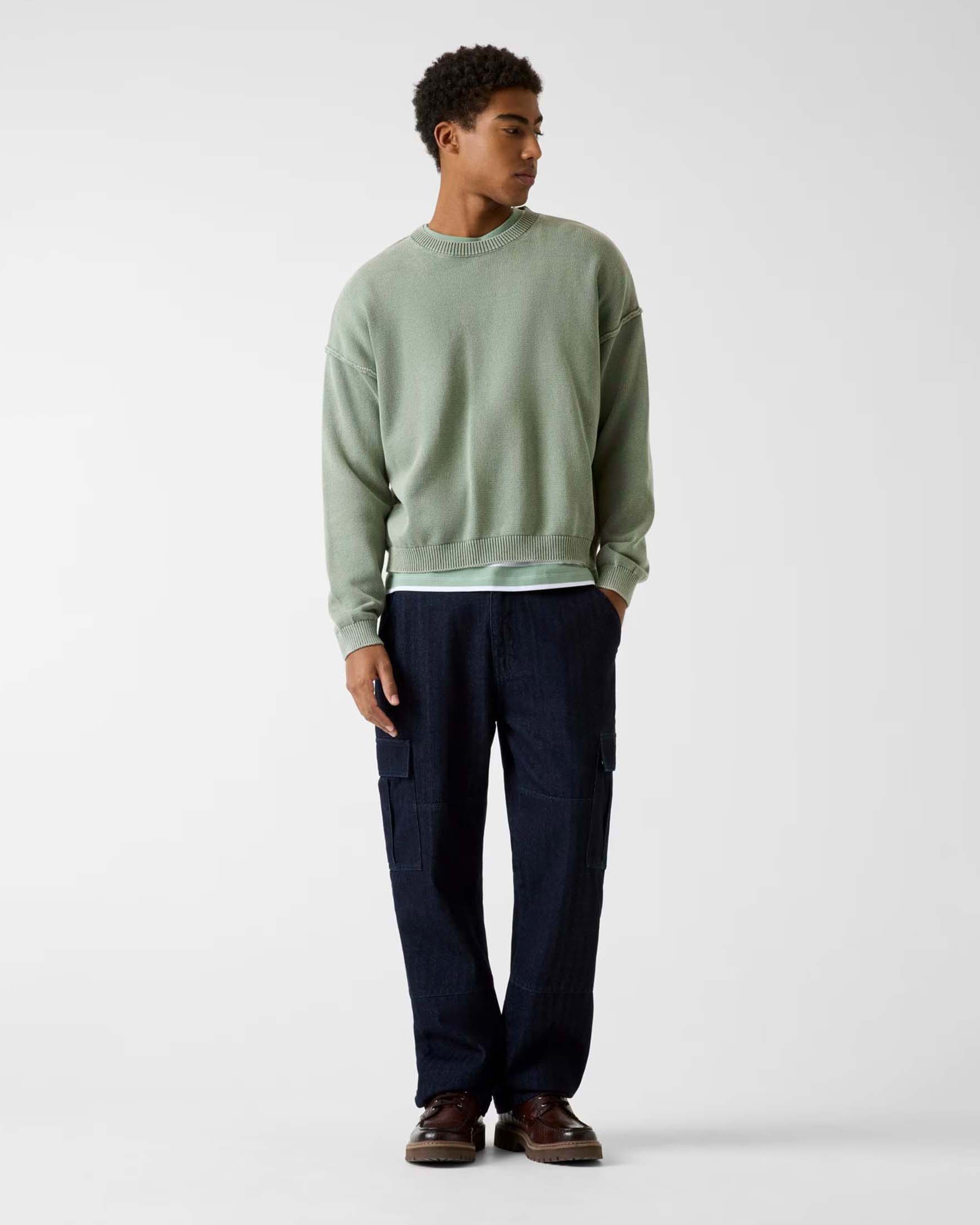 Maglia girocollo Jeans verde salvia in cotone con patch logo applicata sul fondo