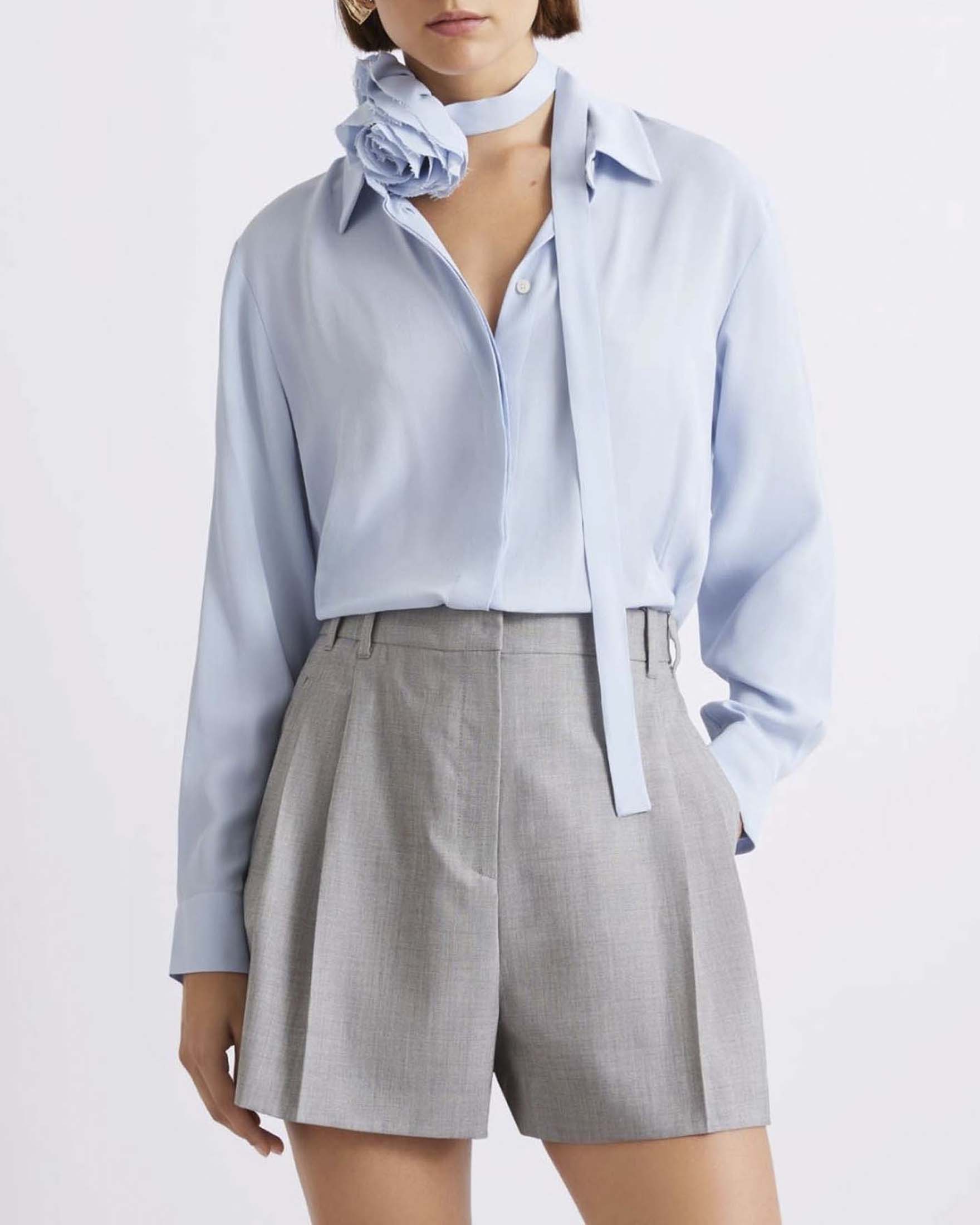 Camicia azzurra Marella in crêpe de chine di misto seta con dettaglio floreale al collo