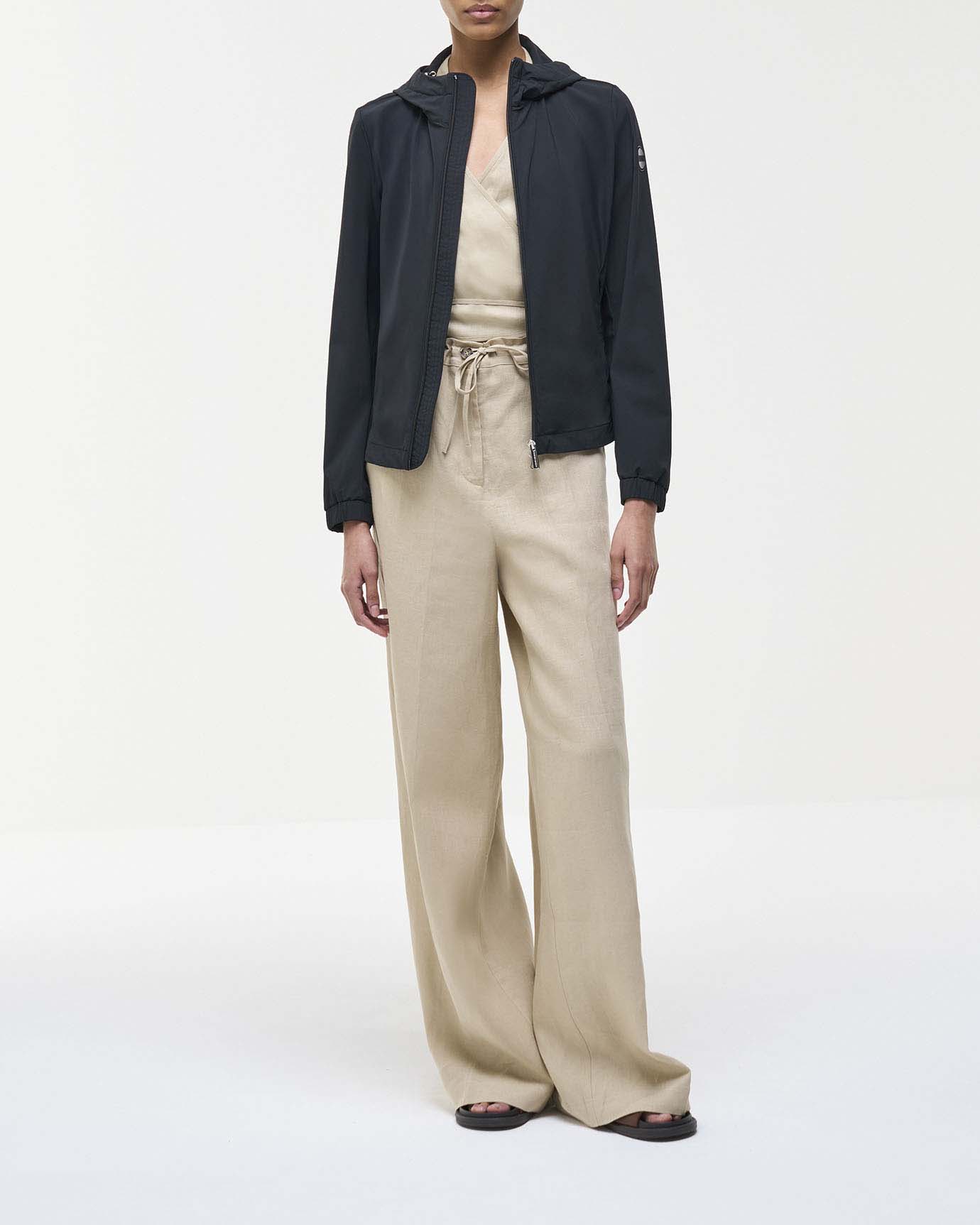 Giacca nera Colmar Originals in tessuto tecnico stretch con cappuccio image