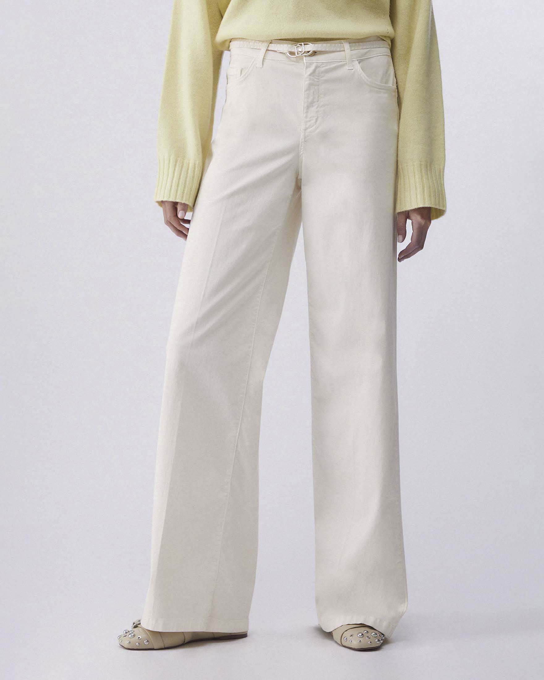 Pantaloni color avorio Liu Jo in raso di cotone elasticizzato a gamba flare con cintura abbinata image