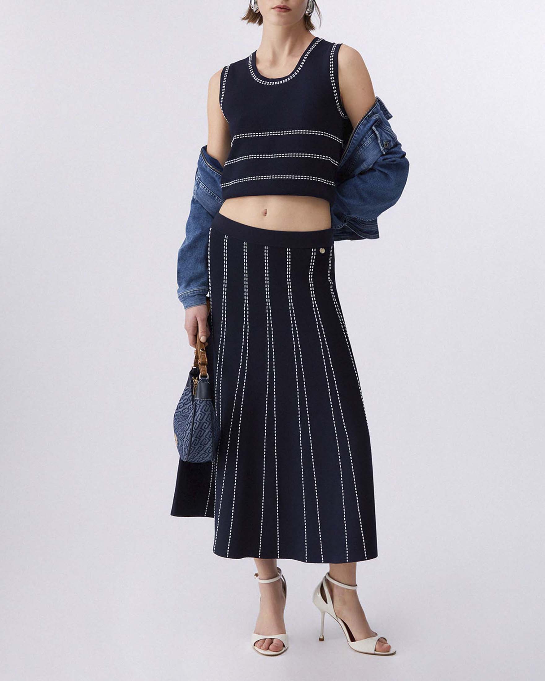 Maglia blu Liu Jo senza maniche in maglia di misto viscosa con impunture a contrasto